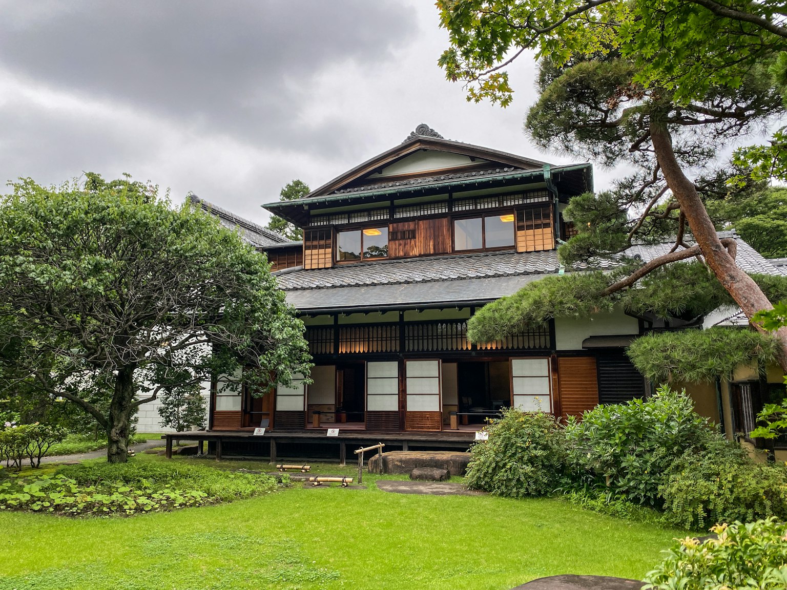 被美丽花园环绕的传统日本房屋