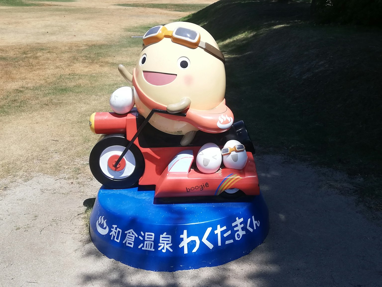 骑着摩托车的可爱角色雕像 温泉吉祥物 Wakatama-kun