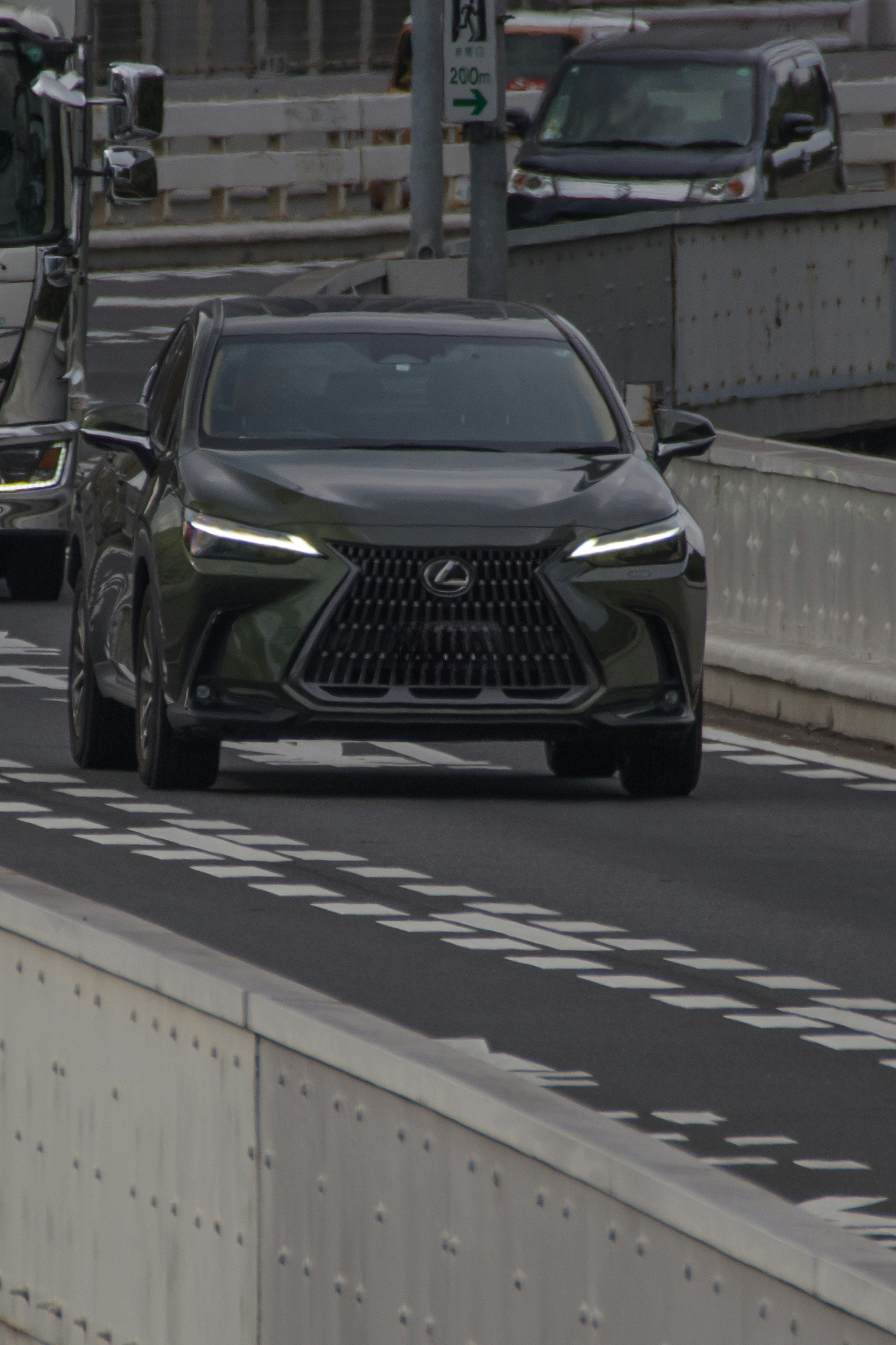 Coches Lexus y Toyota circulando por una carretera