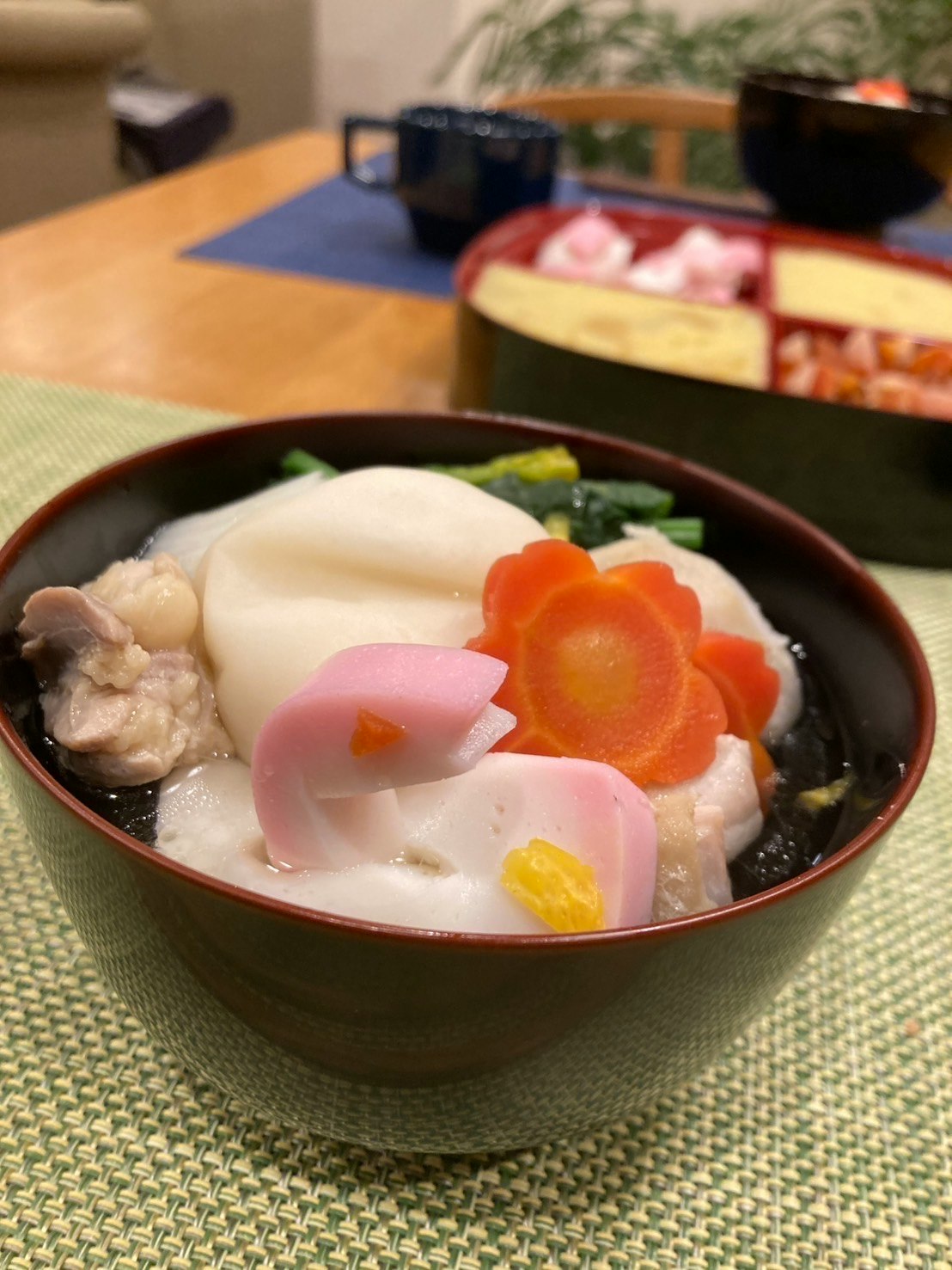 祝いの彩り具材が入った椀の和風お吸い物