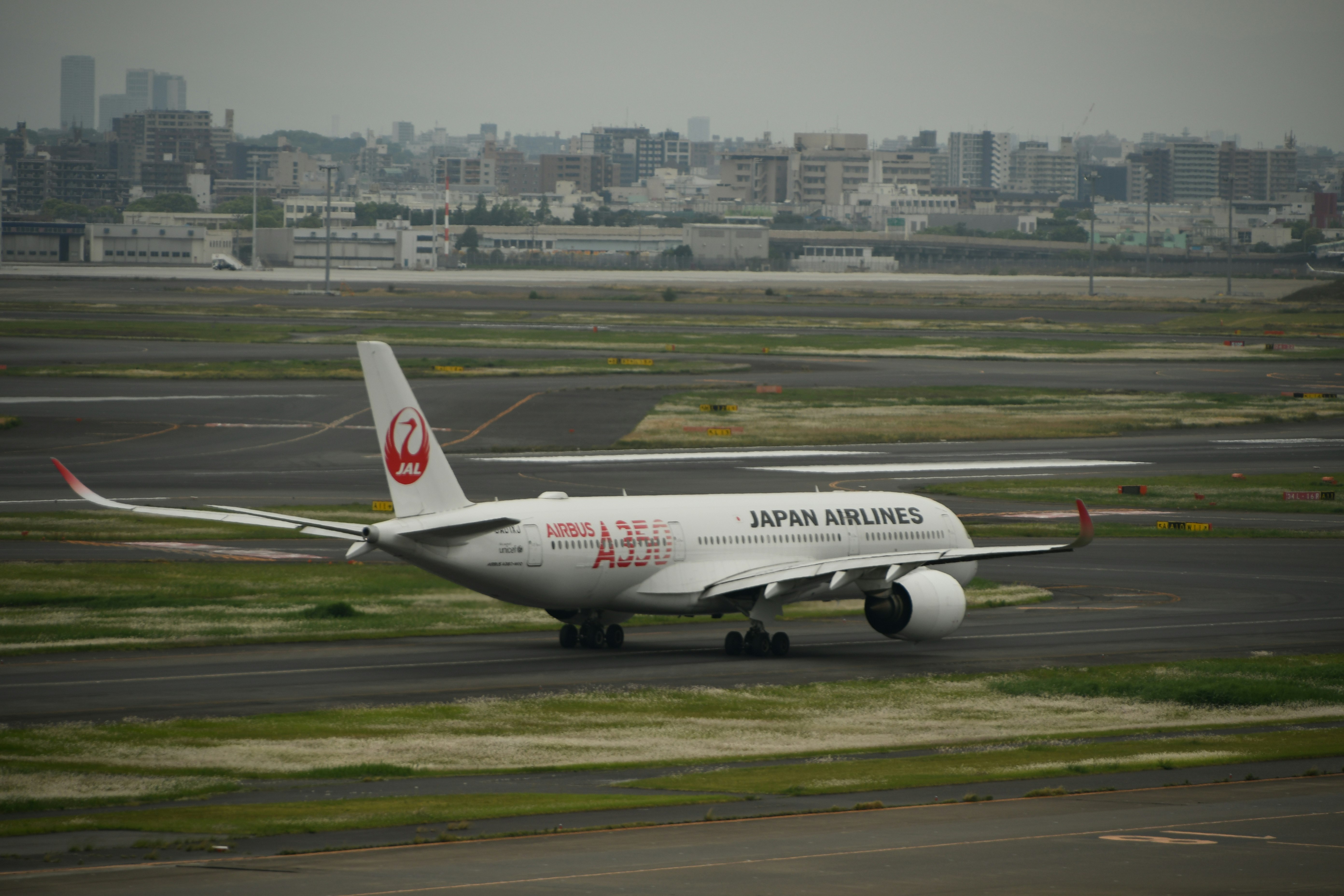 góc nghiêng máy bay chở khách Japan Airlines đang lăn trên đường băng