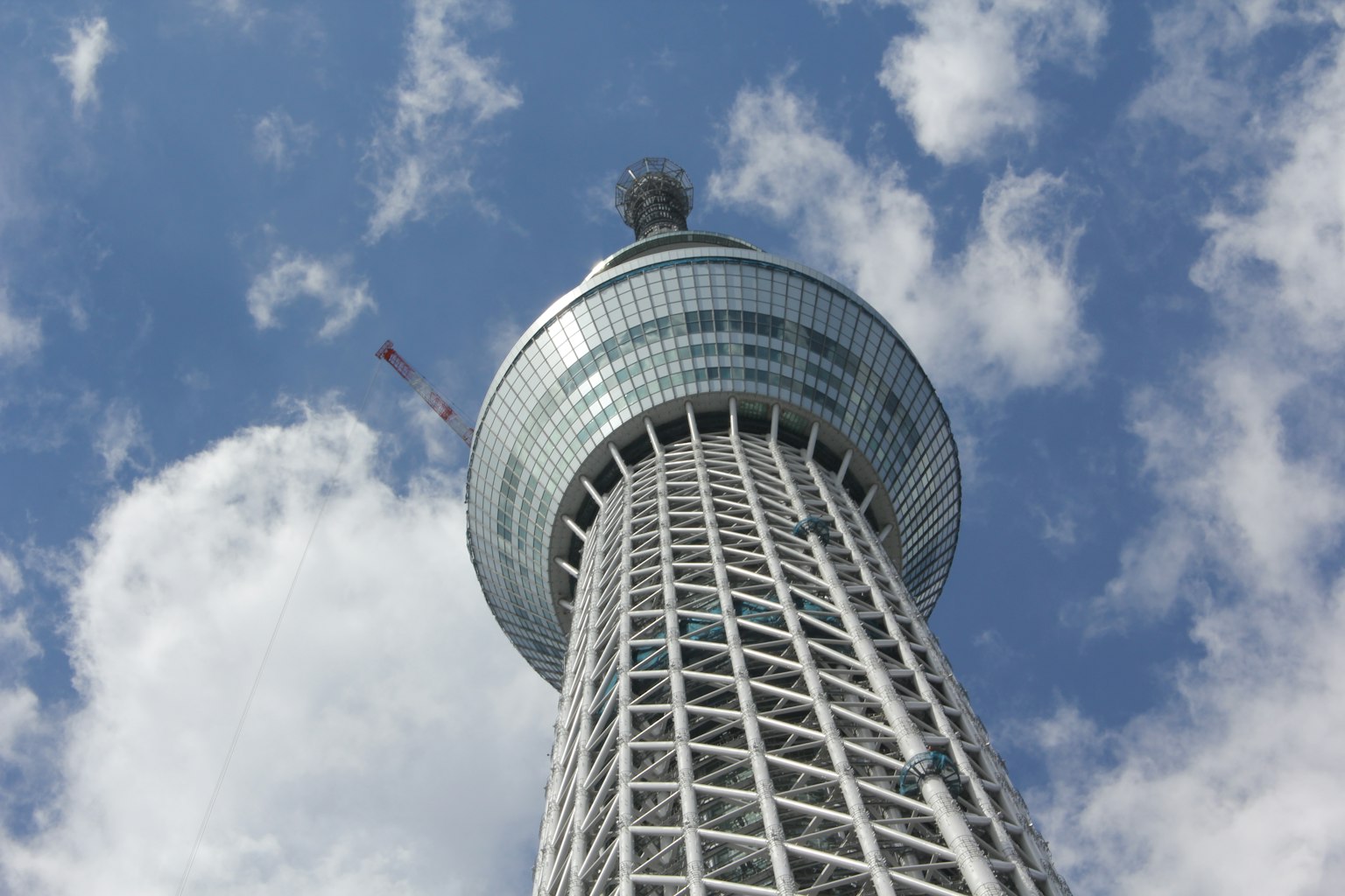 Pemandangan Tokyo Skytree dari bawah dengan langit biru dan awan putih