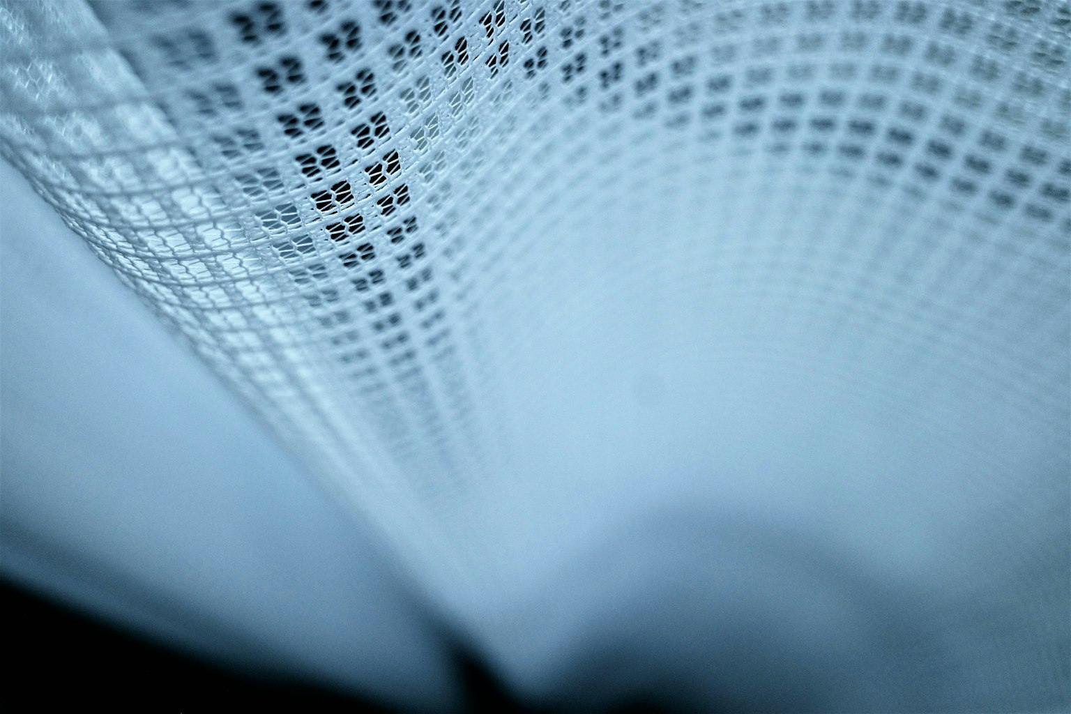 Image abstraite présentant une texture en tons de bleu avec des motifs fins visibles