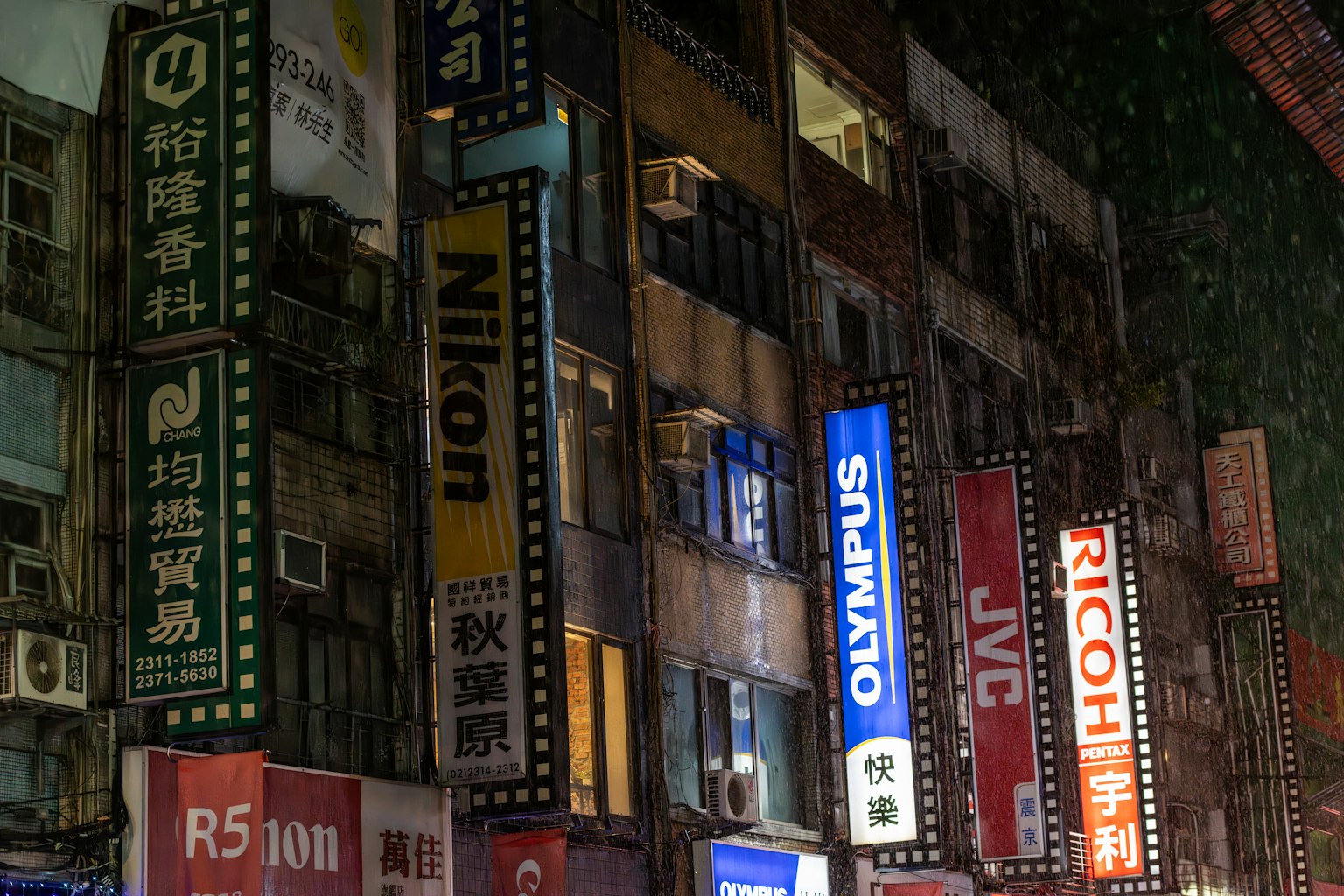 야경 속 카메라 가게의 밝은 간판들