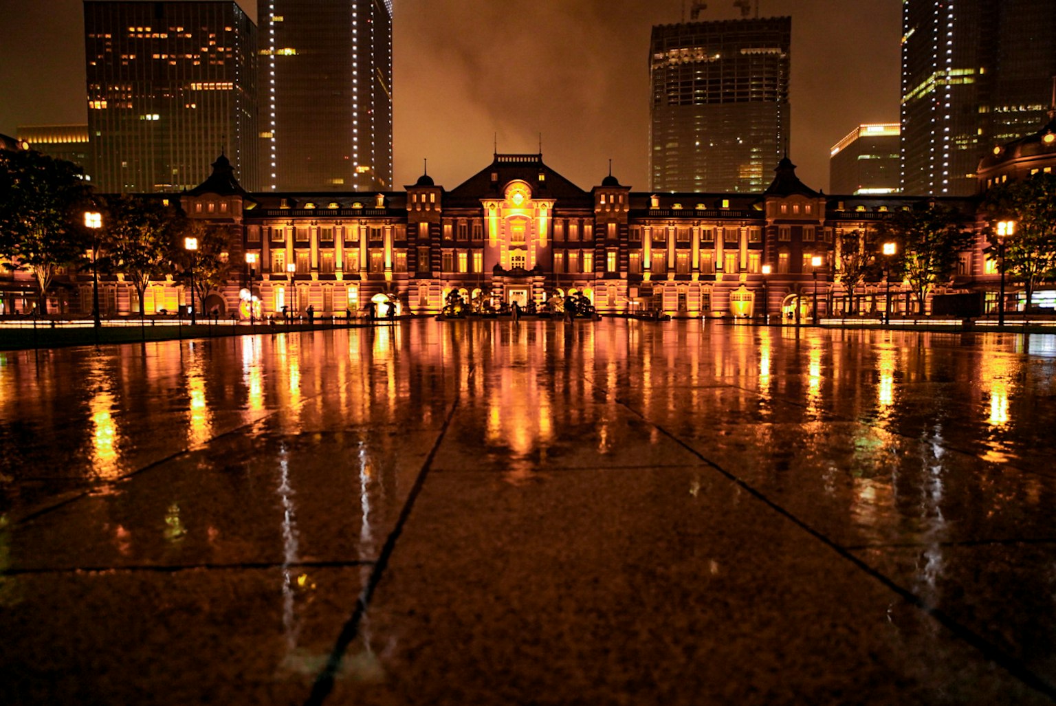 夜晚东京站的美丽建筑和水洼中的倒影