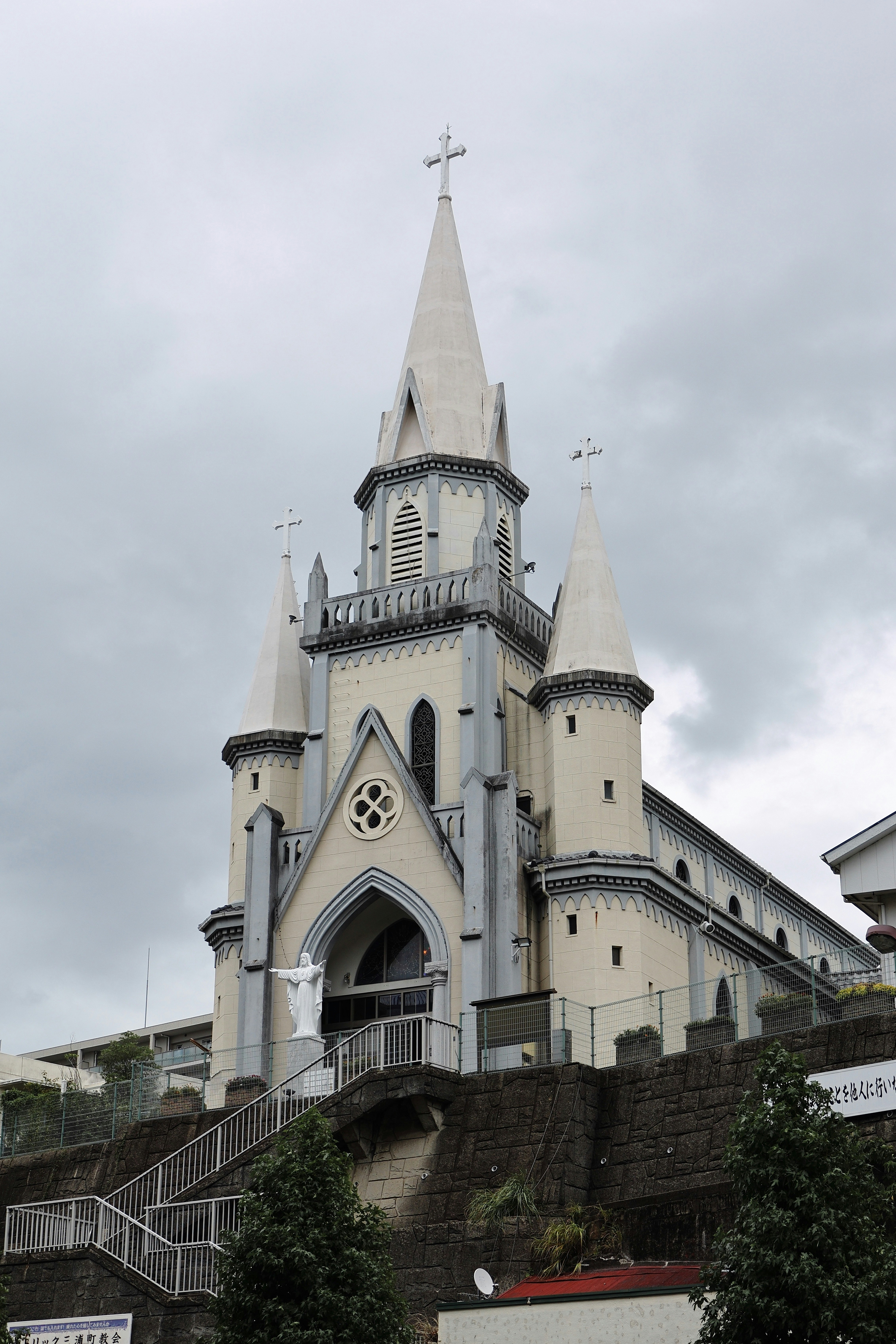 Kirchenfassade mit Türmen und Spitzdächern