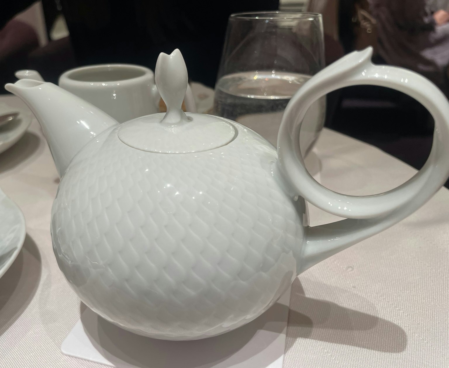白色茶壶的详细设计和圆形