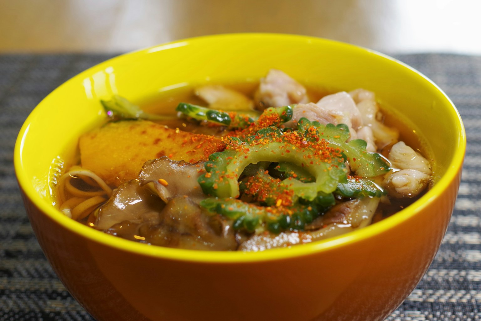 Cuenco de sopa con ingredientes en un cuenco amarillo