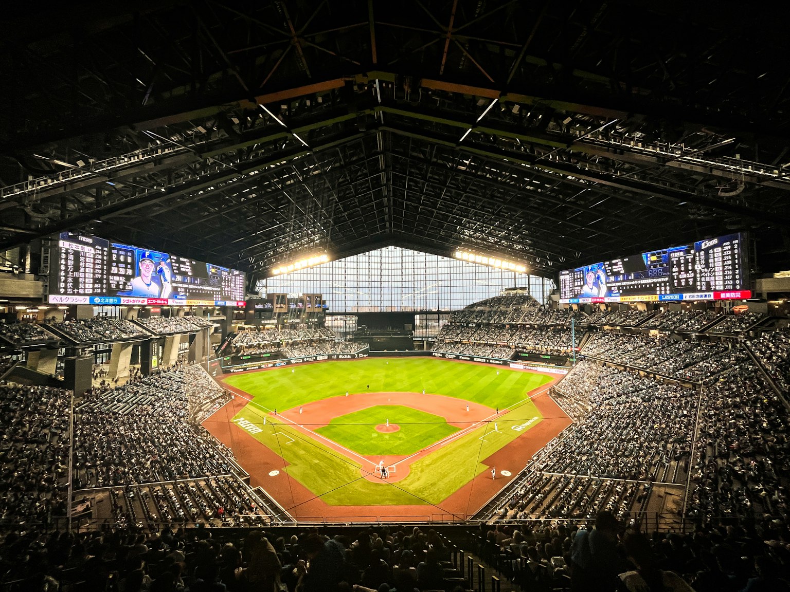 Panoramablick auf ein Baseballstadion voller Fans und mit offenem Dach