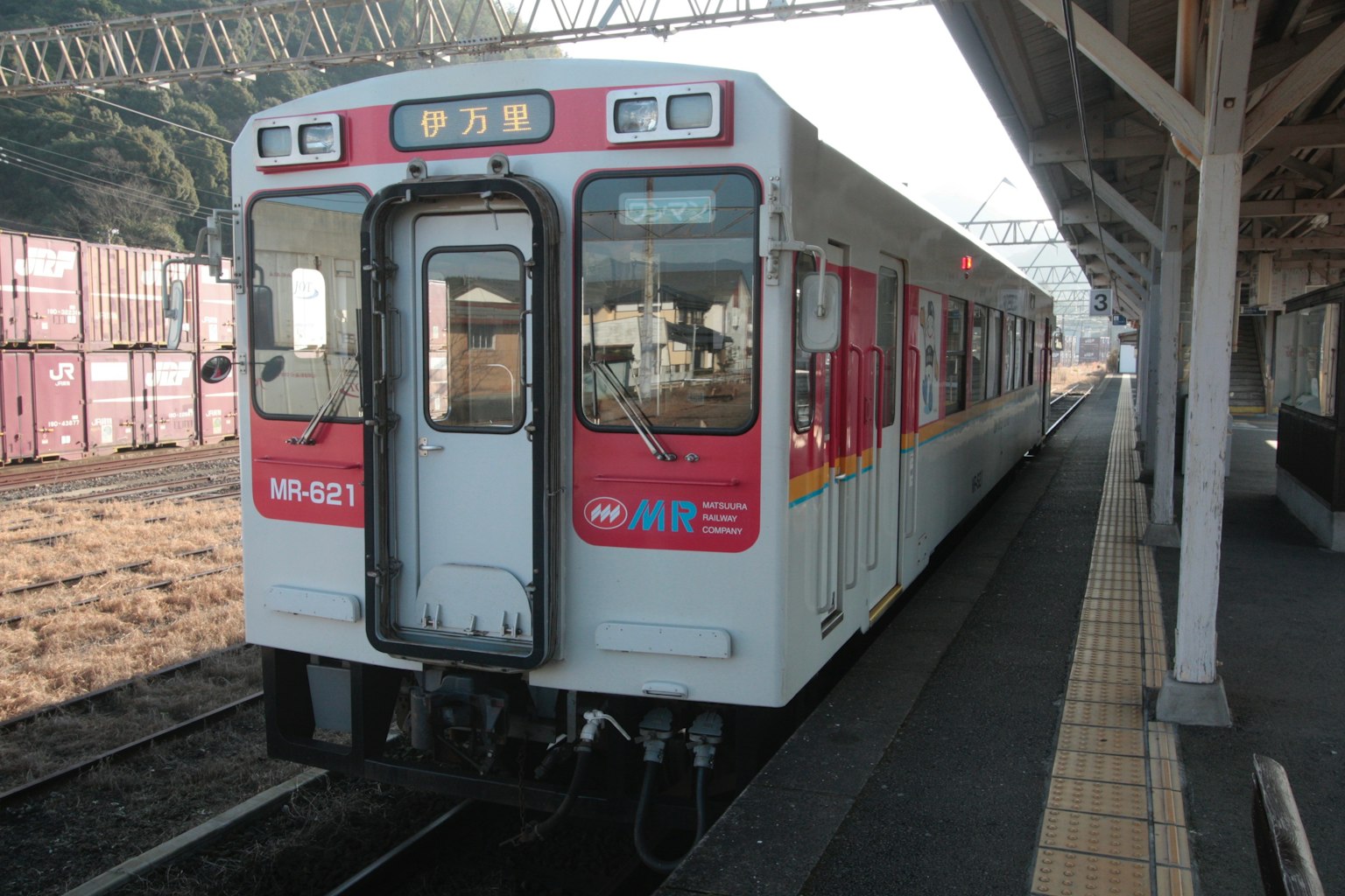 รถไฟสีขาวที่มีลายแดงจอดอยู่ที่สถานี