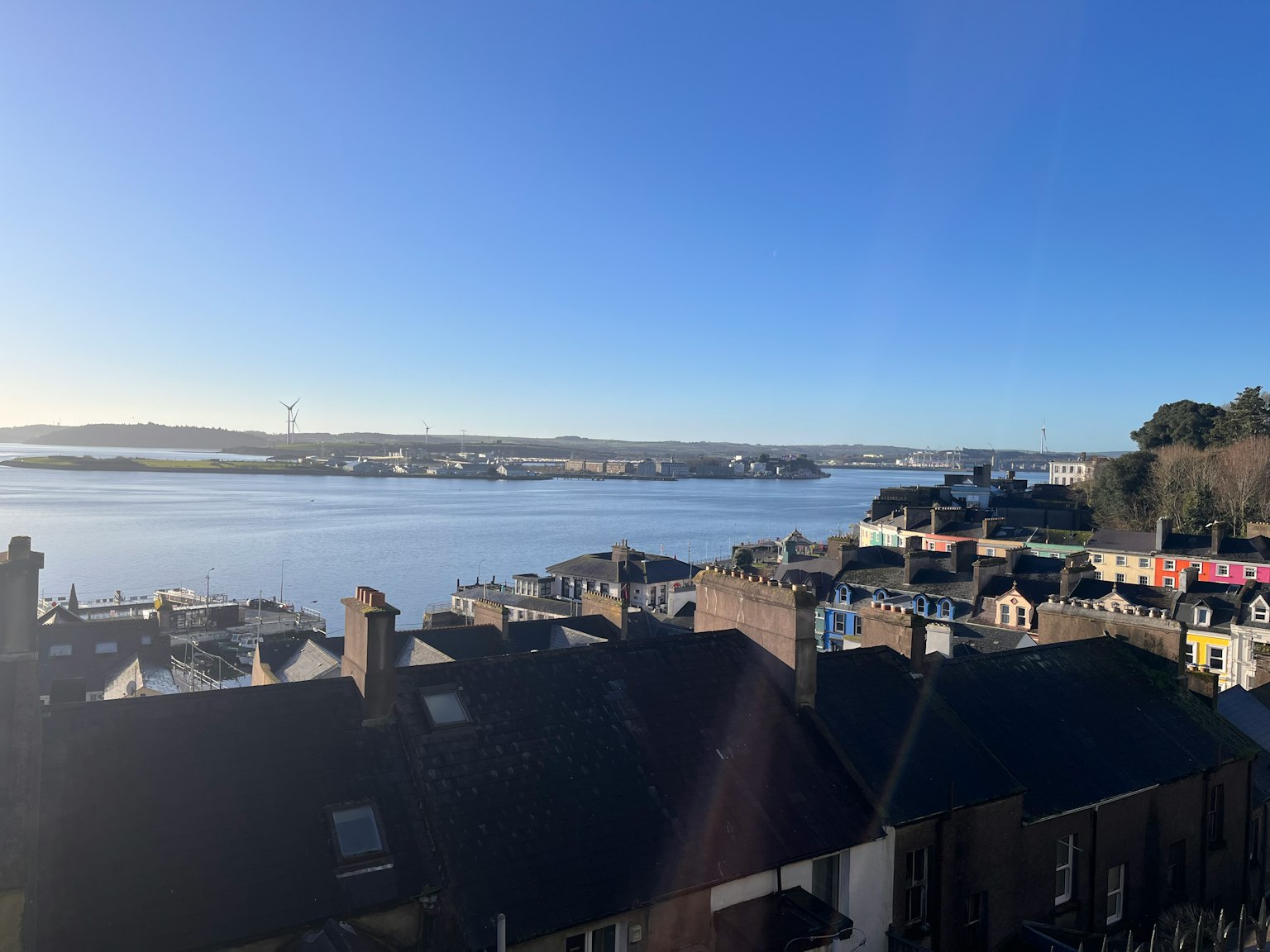 Vista panoramica del mare e della città sotto un cielo blu tetti visibili