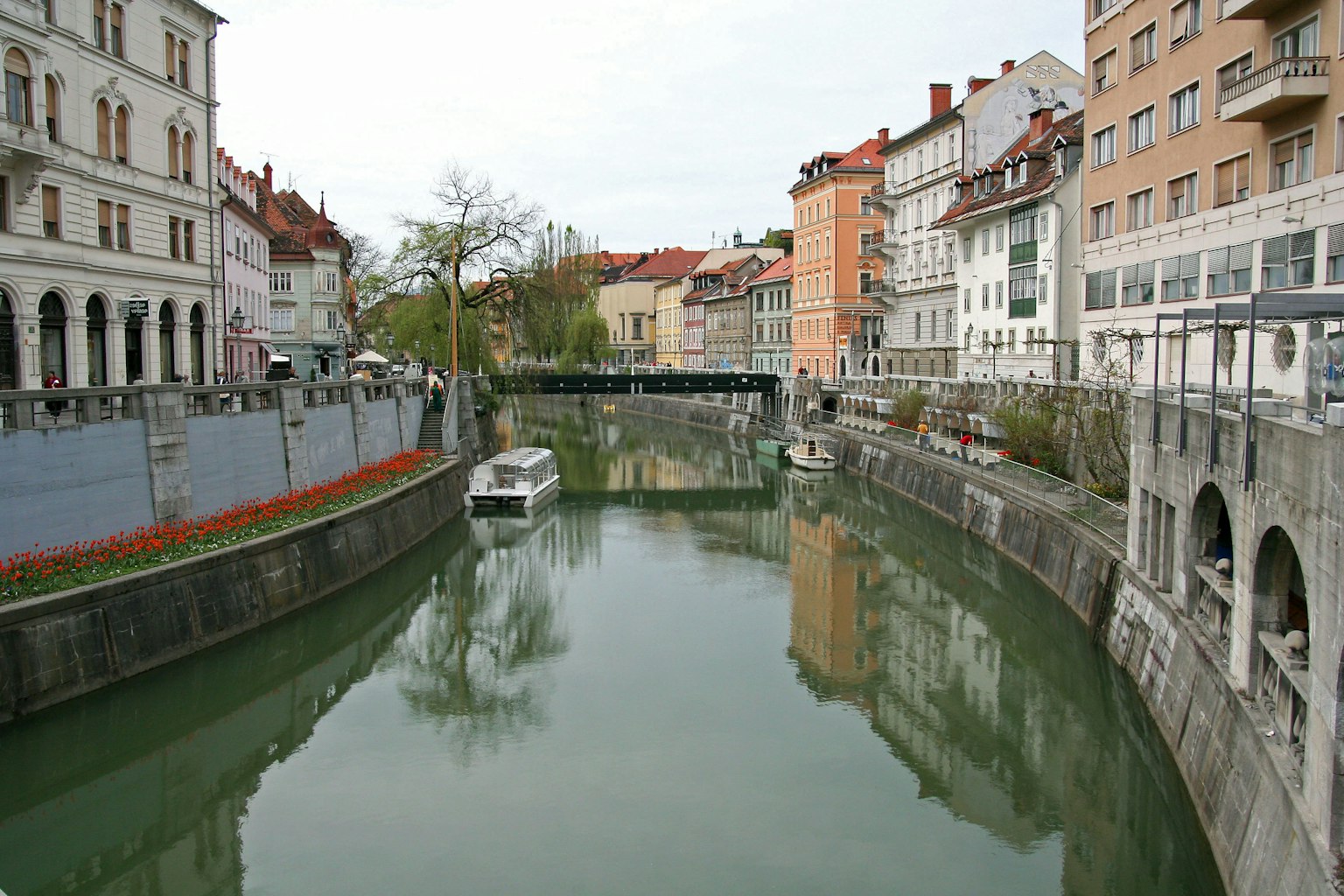 Canal de Ljubljana avec des bâtiments colorés se reflétant dans l'eau