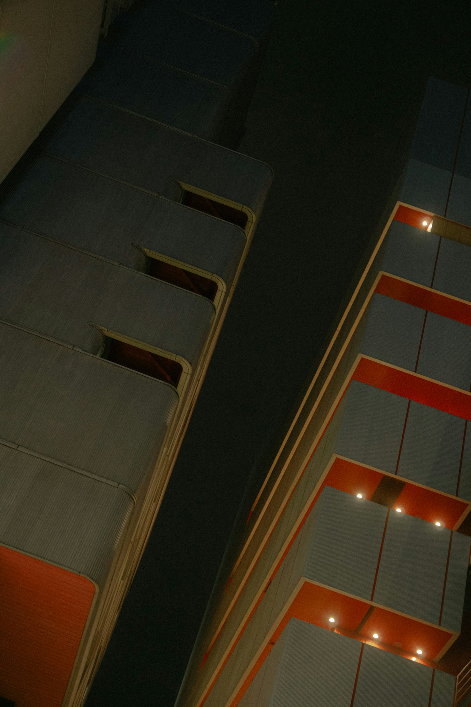 Exterior de un edificio moderno visto desde arriba por la noche con iluminación distintiva