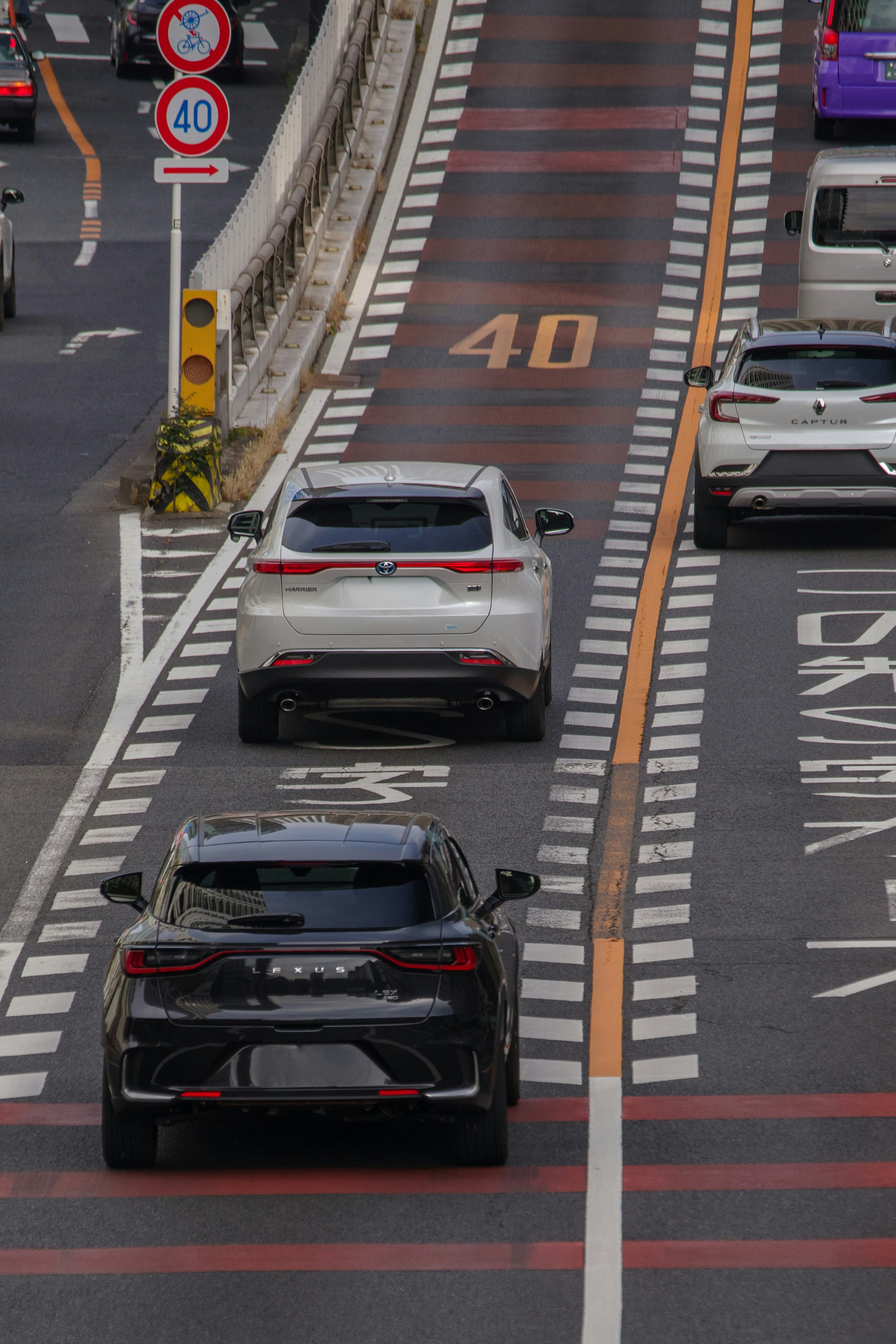 escena urbana con coches circulando sobre un paso de peatones