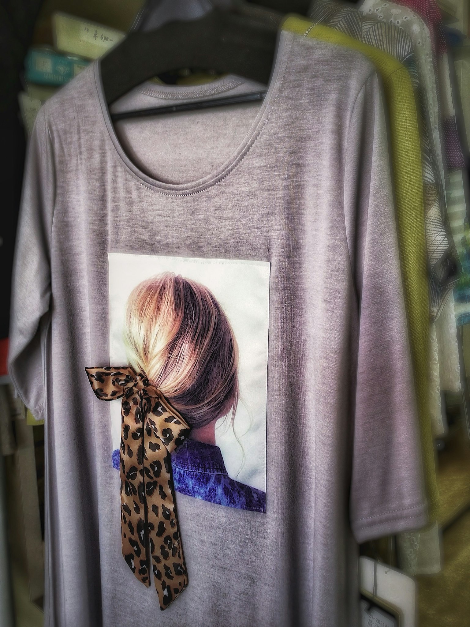 Camiseta gris única con una foto de la espalda de una mujer y un lazo de estampado de leopardo