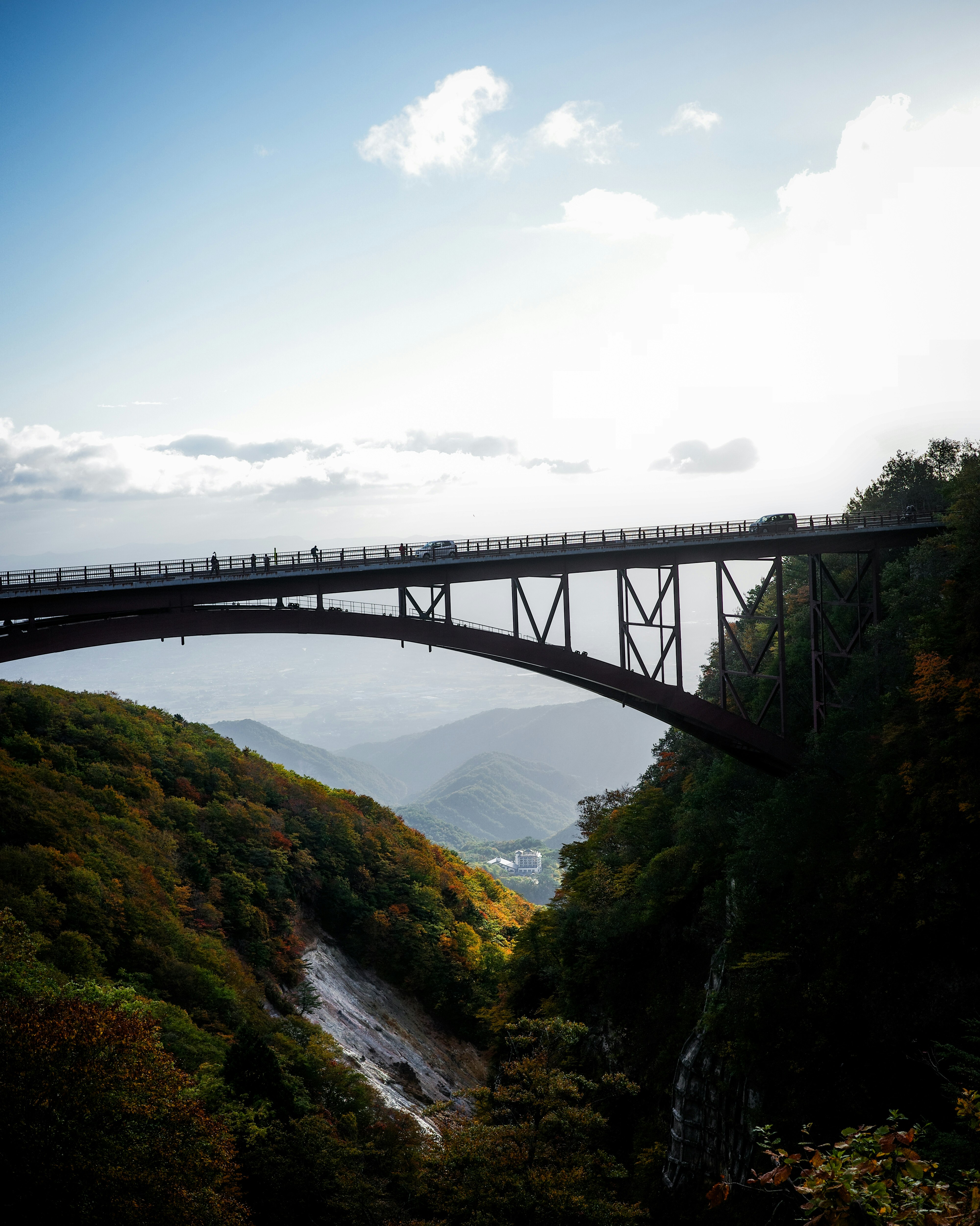 渓谷をまたぐアーチ橋と山並みの風景