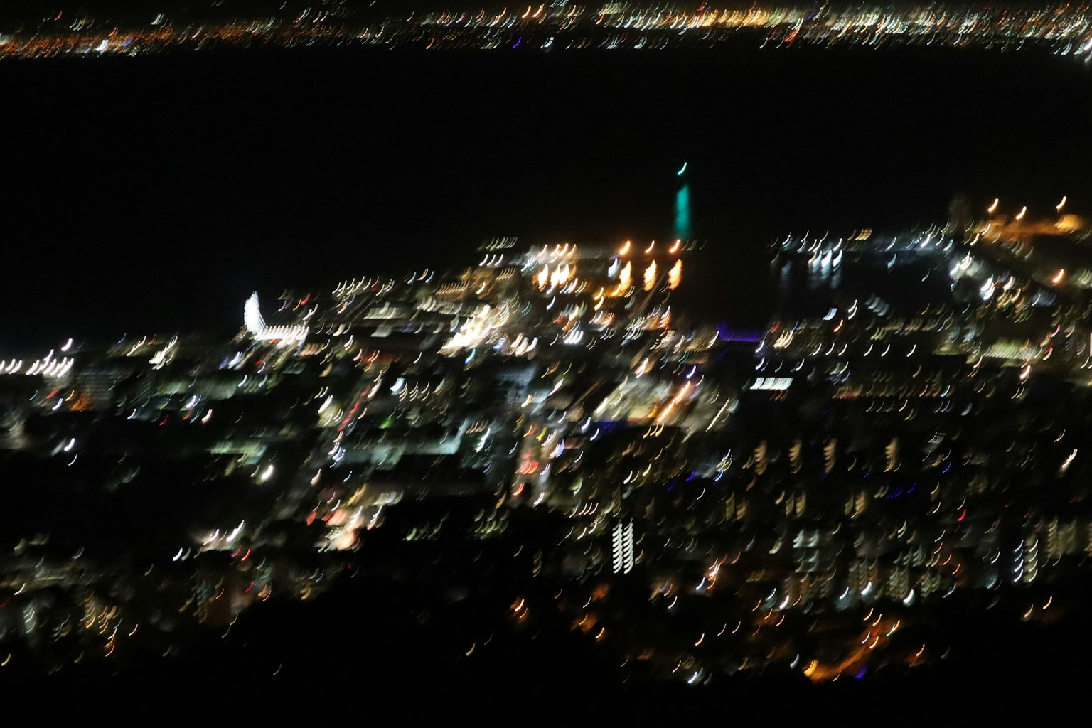模糊的夜景城市景觀閃爍的燈光和豐富的色彩