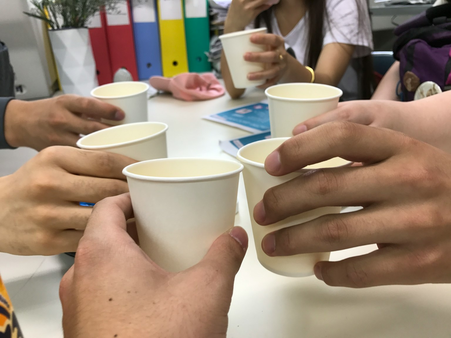 一群人用紙杯乾杯