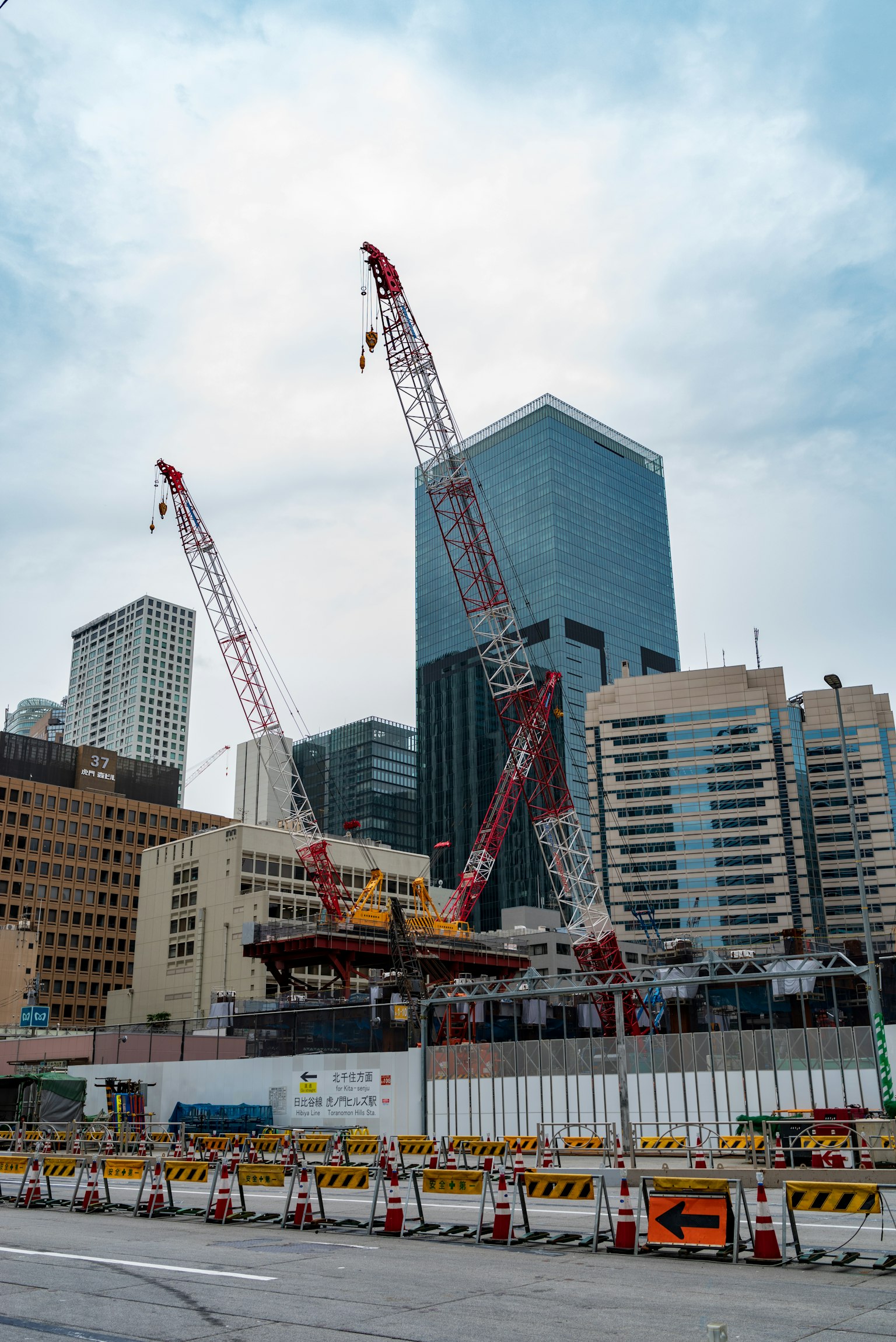 建築工地有起重機和城市天際線