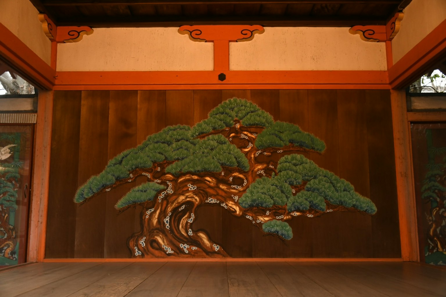 传统日本建筑内部，有一幅大型松树壁画