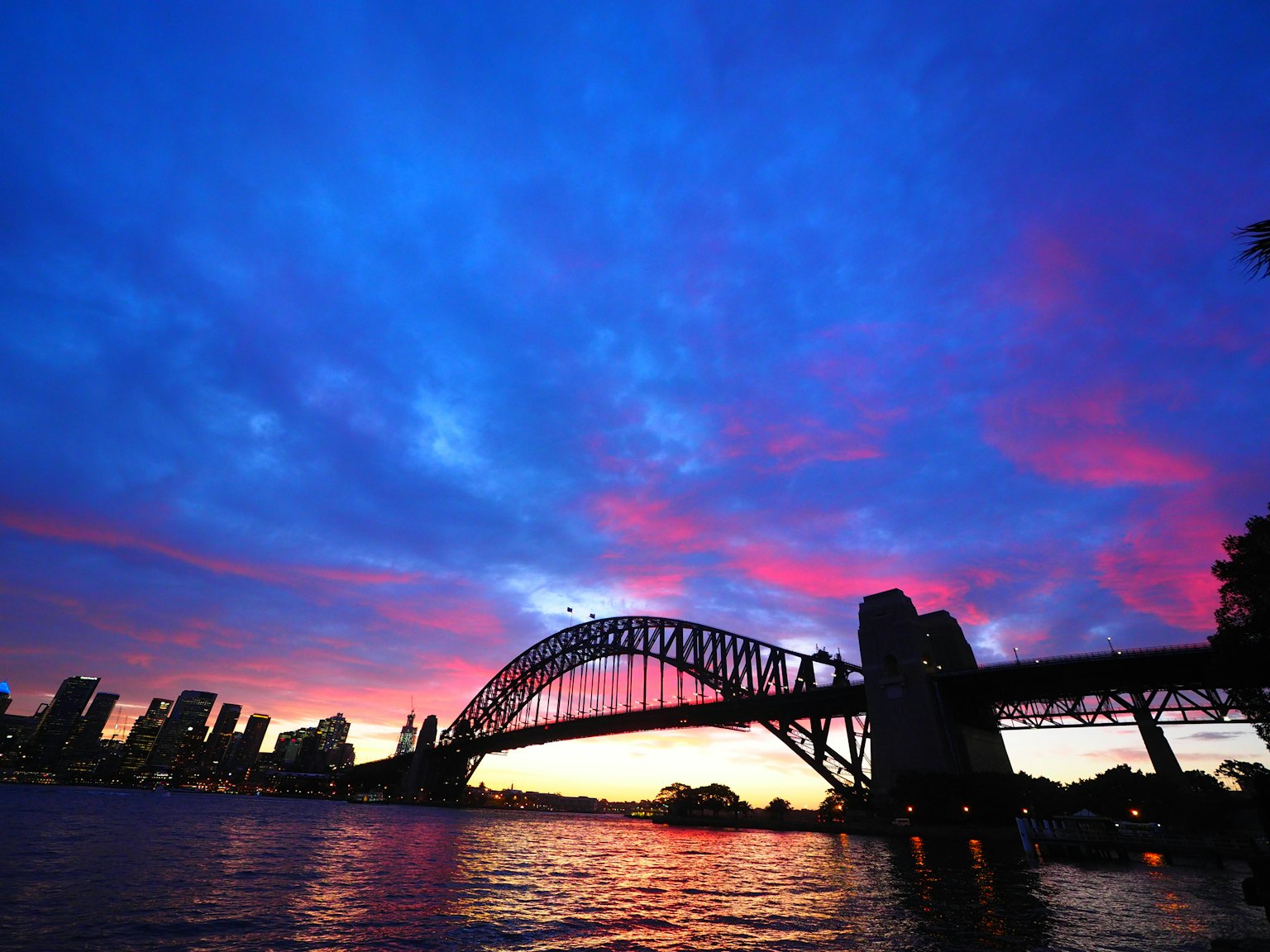 Jembatan Pelabuhan Sydney melawan langit senja yang cerah