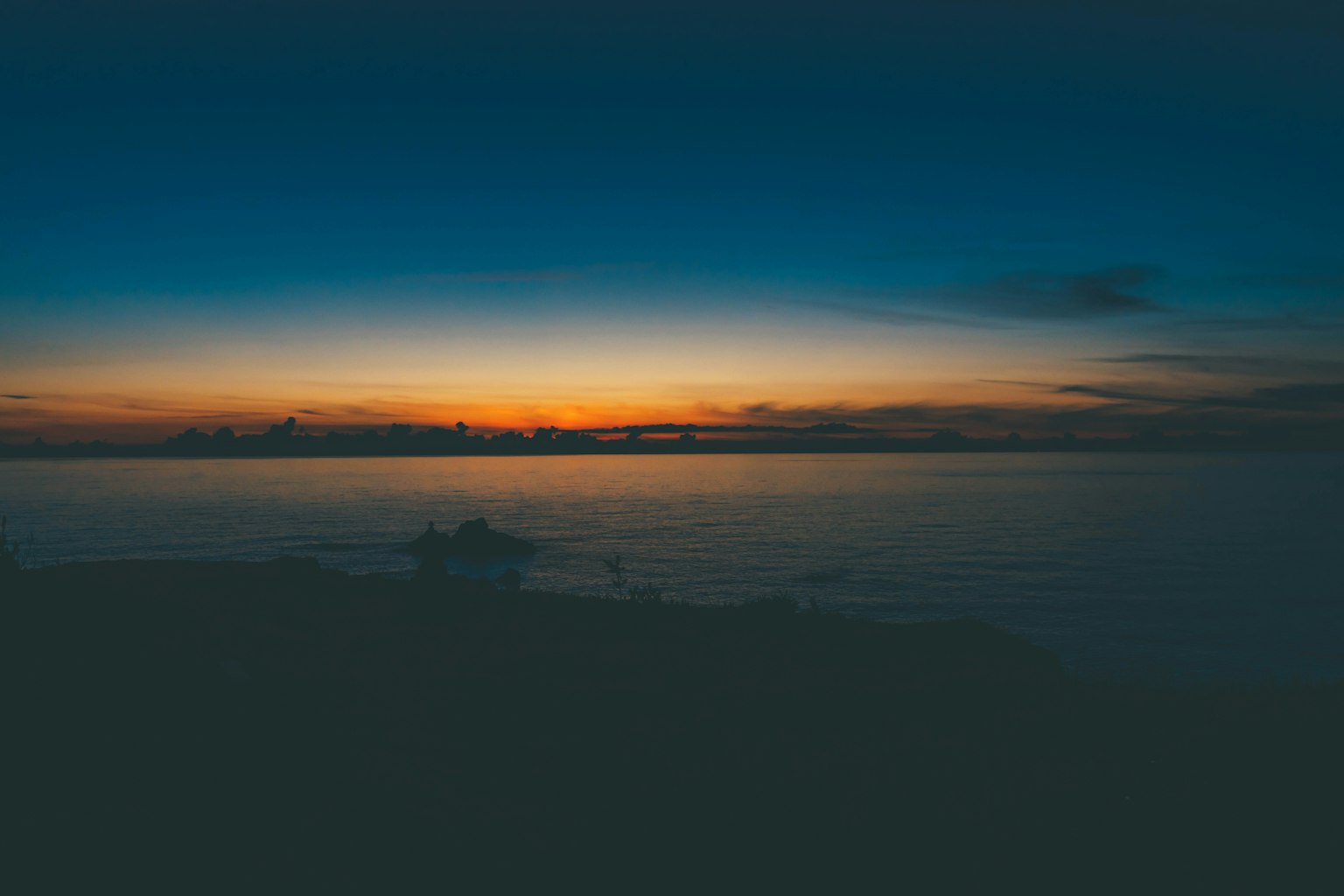 Schöner Sonnenuntergang über dem Ozean blauer Himmel und orangefarbener Horizont