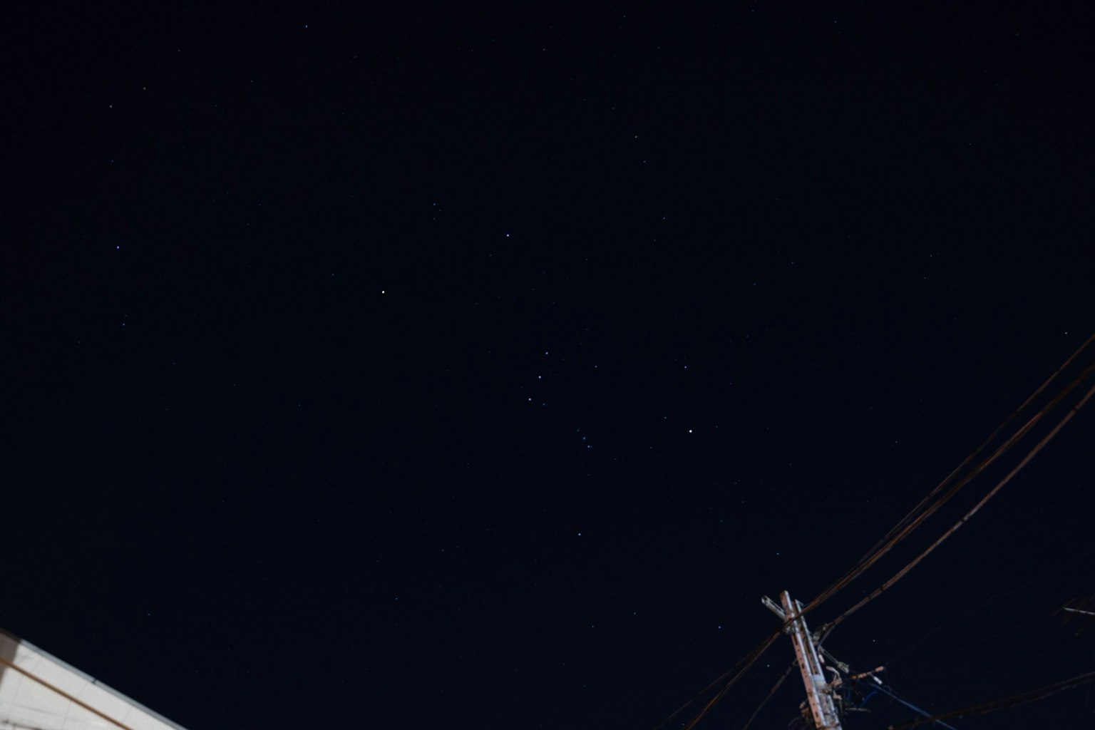 夜空に星が輝く風景と電柱のシルエット