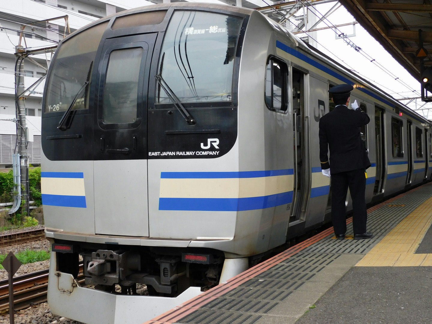 JR特急列車停靠在車站月台
