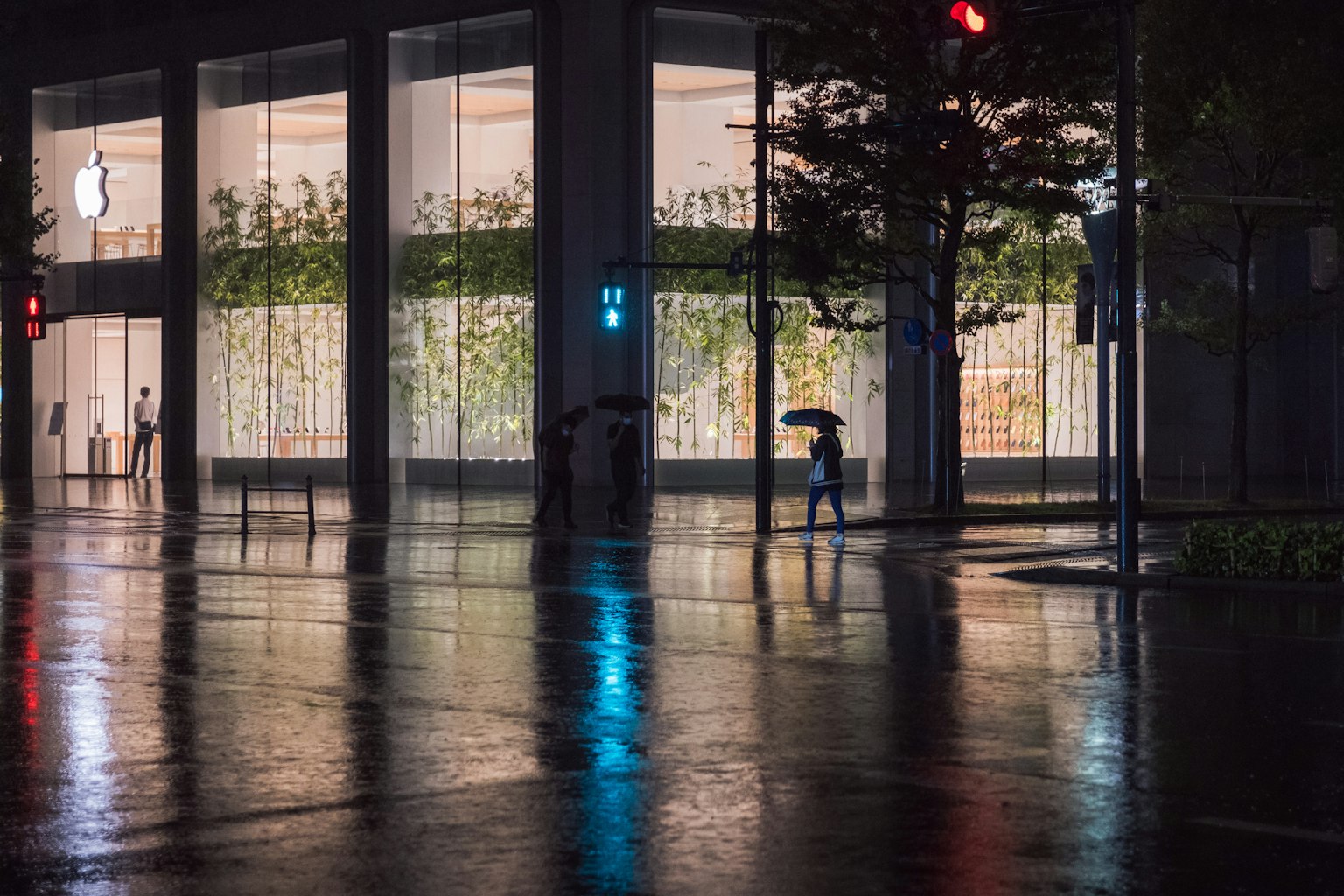 夜间苹果商店外观及雨水反射