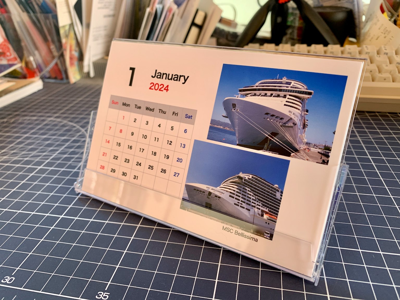 Schreibtischkalender für Januar 2024 mit Bildern eines Kreuzfahrtschiffes