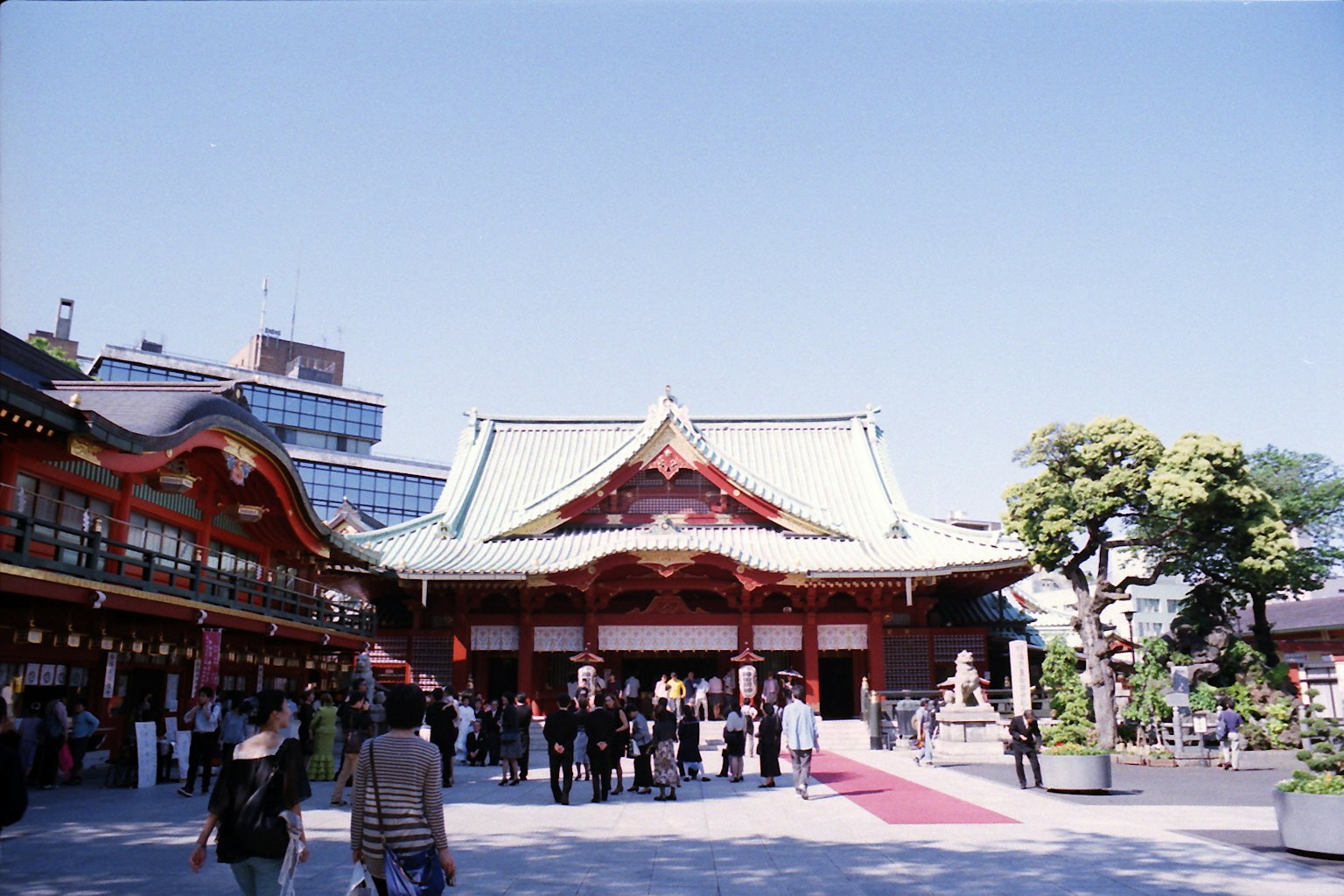 在晴朗蓝天下的传统日本神社建筑与游客