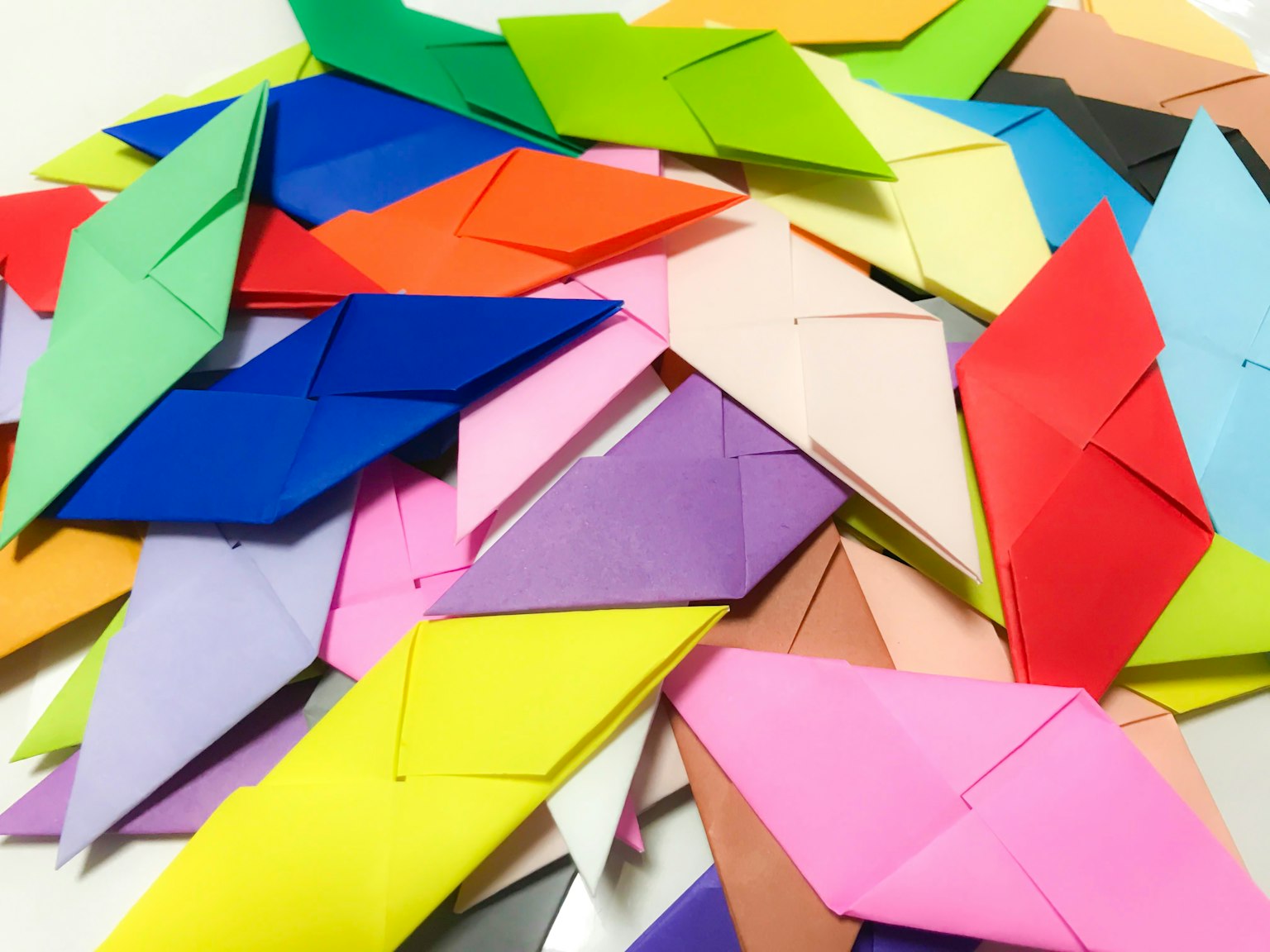 Pezzetti di origami colorati impilati insieme
