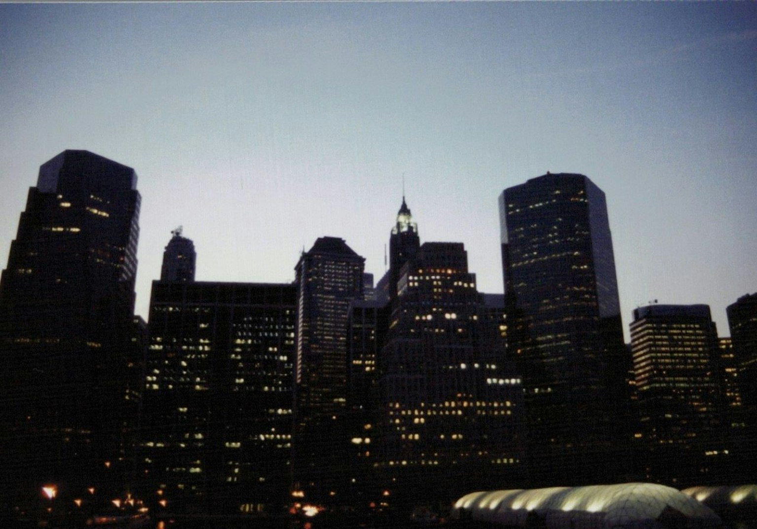 Silhouette de la ville au crépuscule avec des gratte-ciel et des fenêtres éclairées