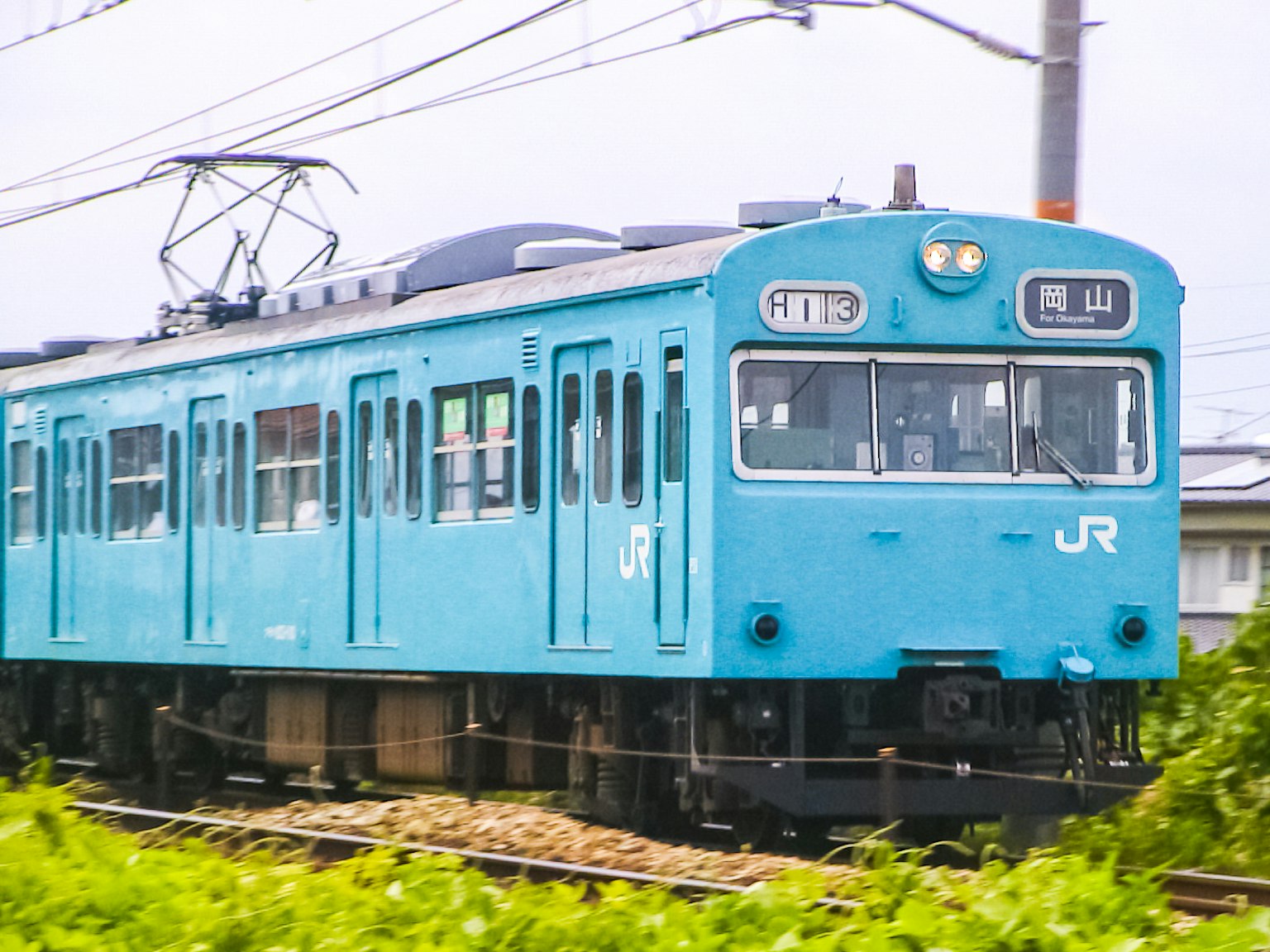 藍色JR火車在軌道上行駛
