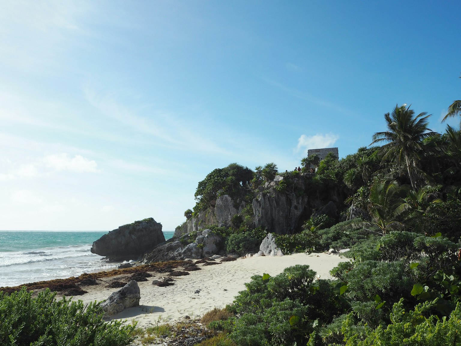 Vue panoramique de la plage de Tulum avec océan bleu et sable blanc