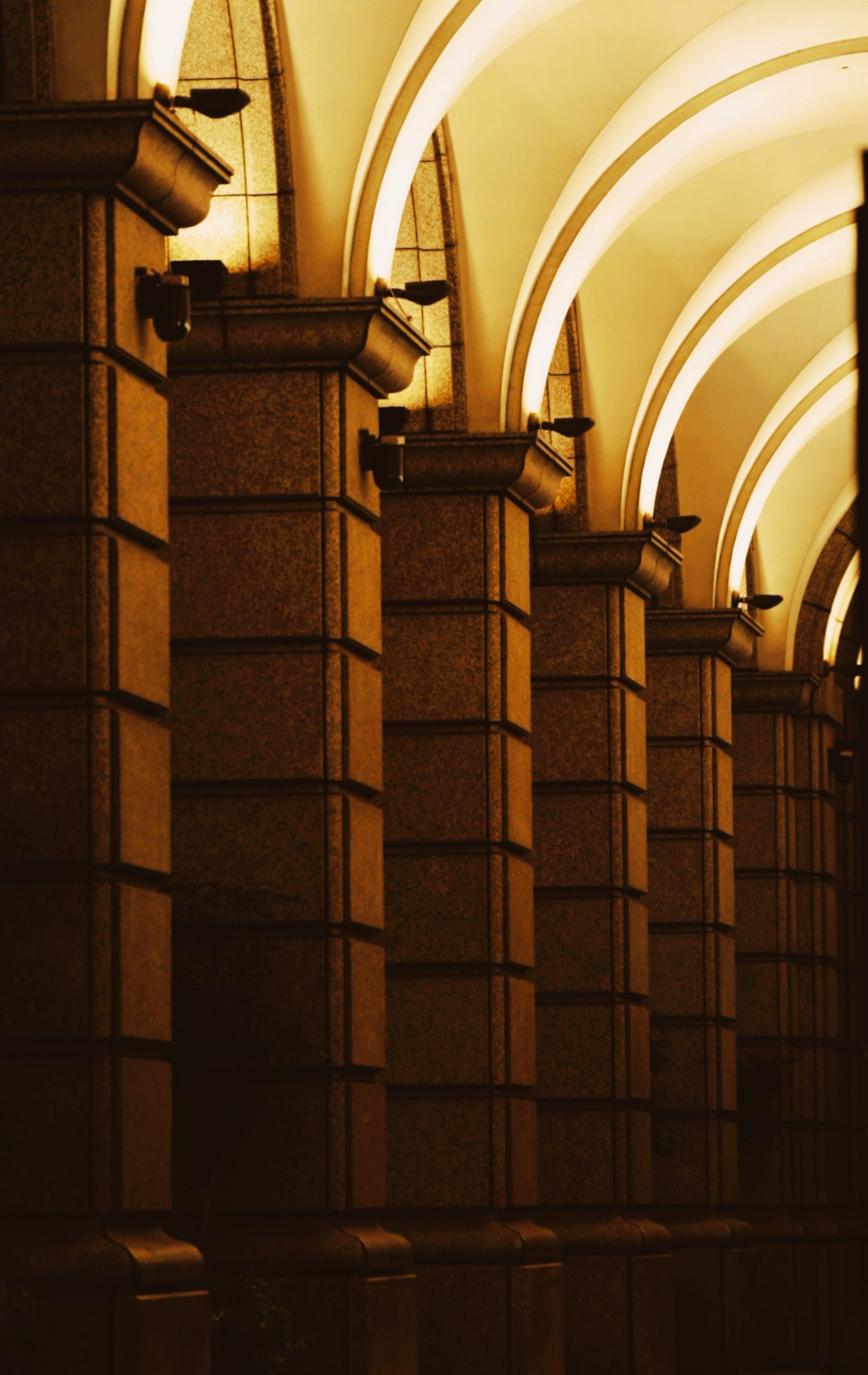 Interior de un edificio con hermosos techos arqueados y columnas