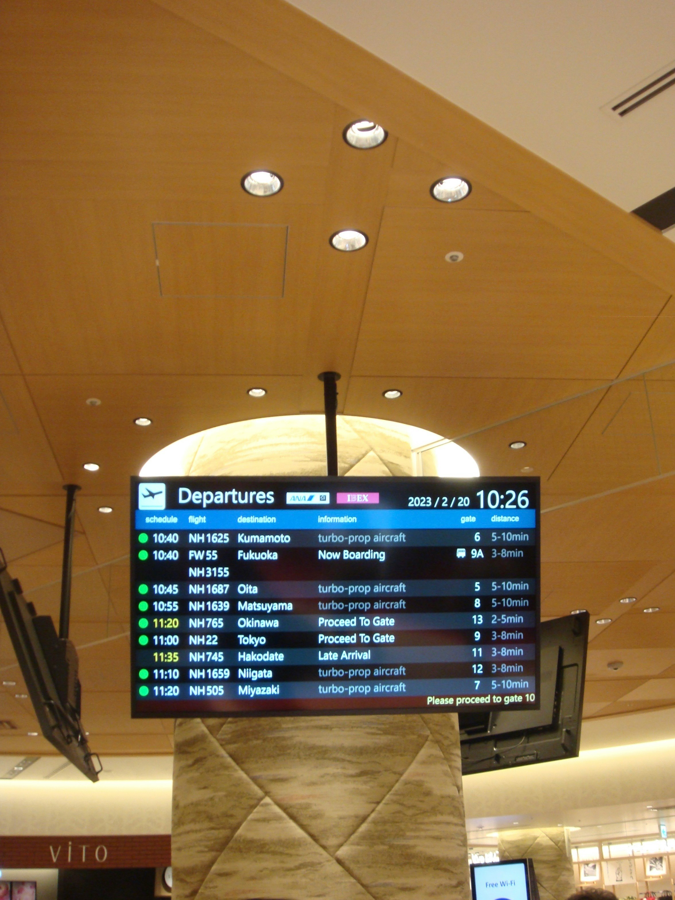 cartel de salidas del aeropuerto y luces del techo