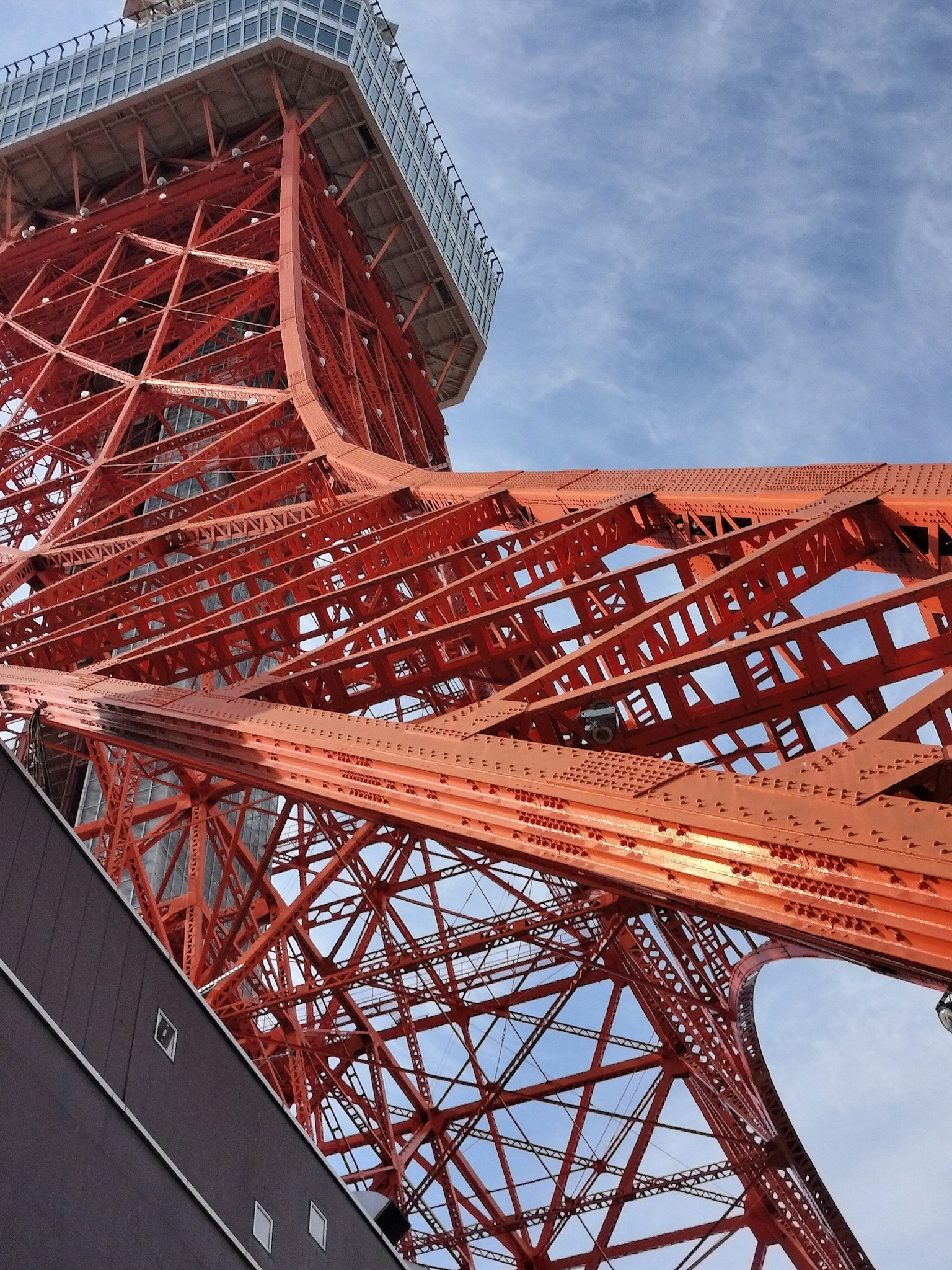 東京塔的紅色鋼結構的斜視圖