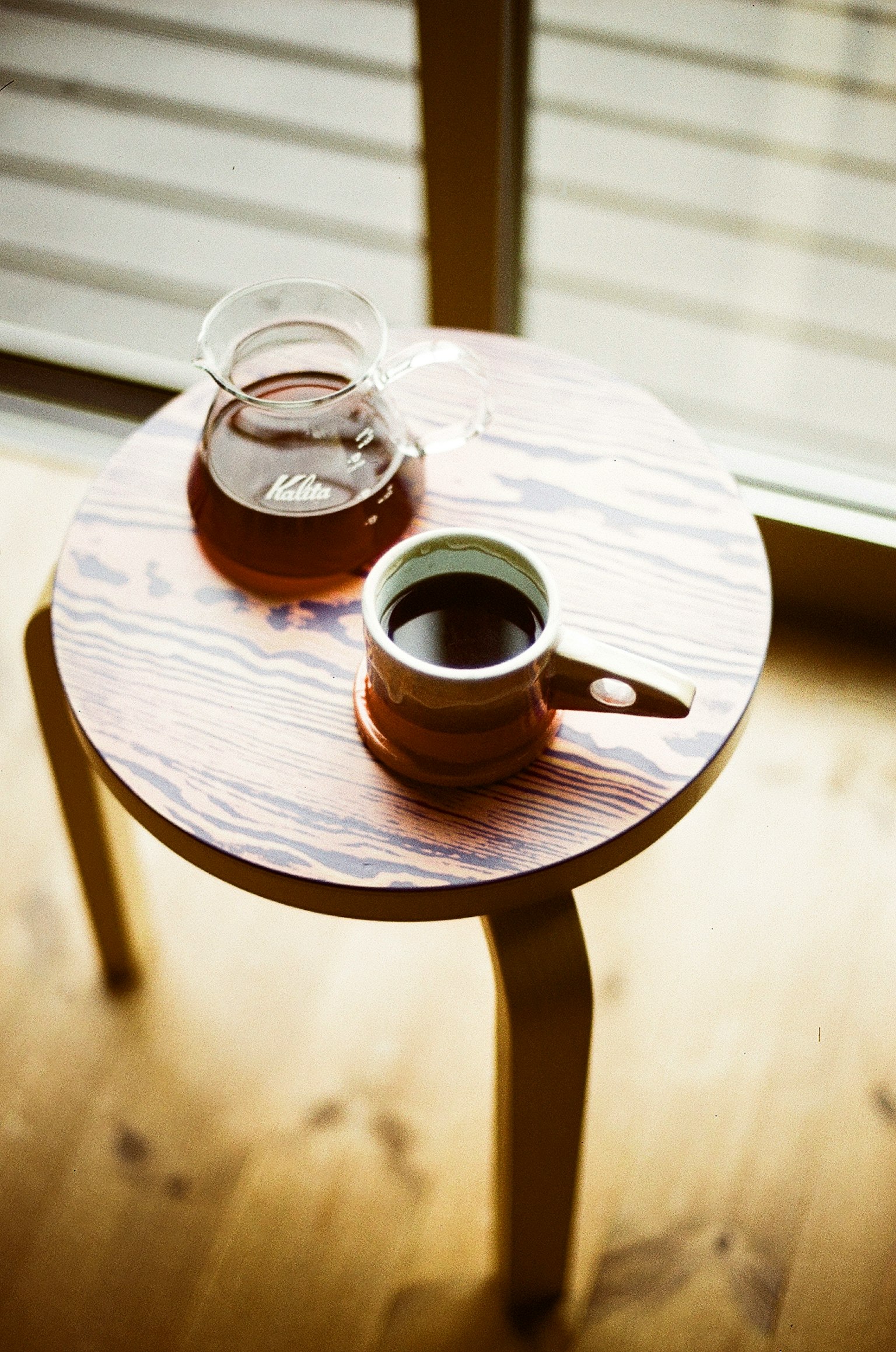 木桌上的咖啡杯和茶壺