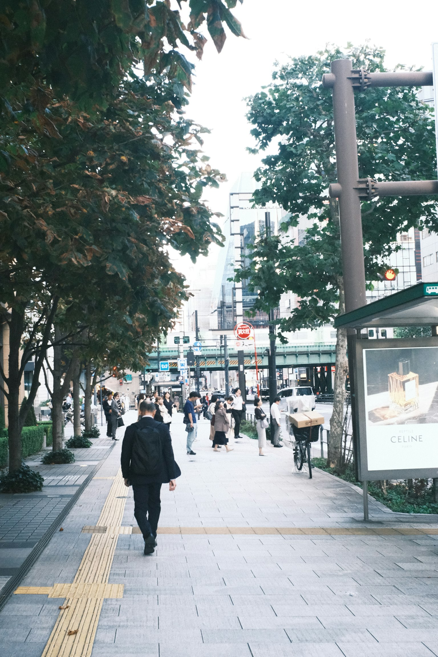 城市街道场景，商务人士走过