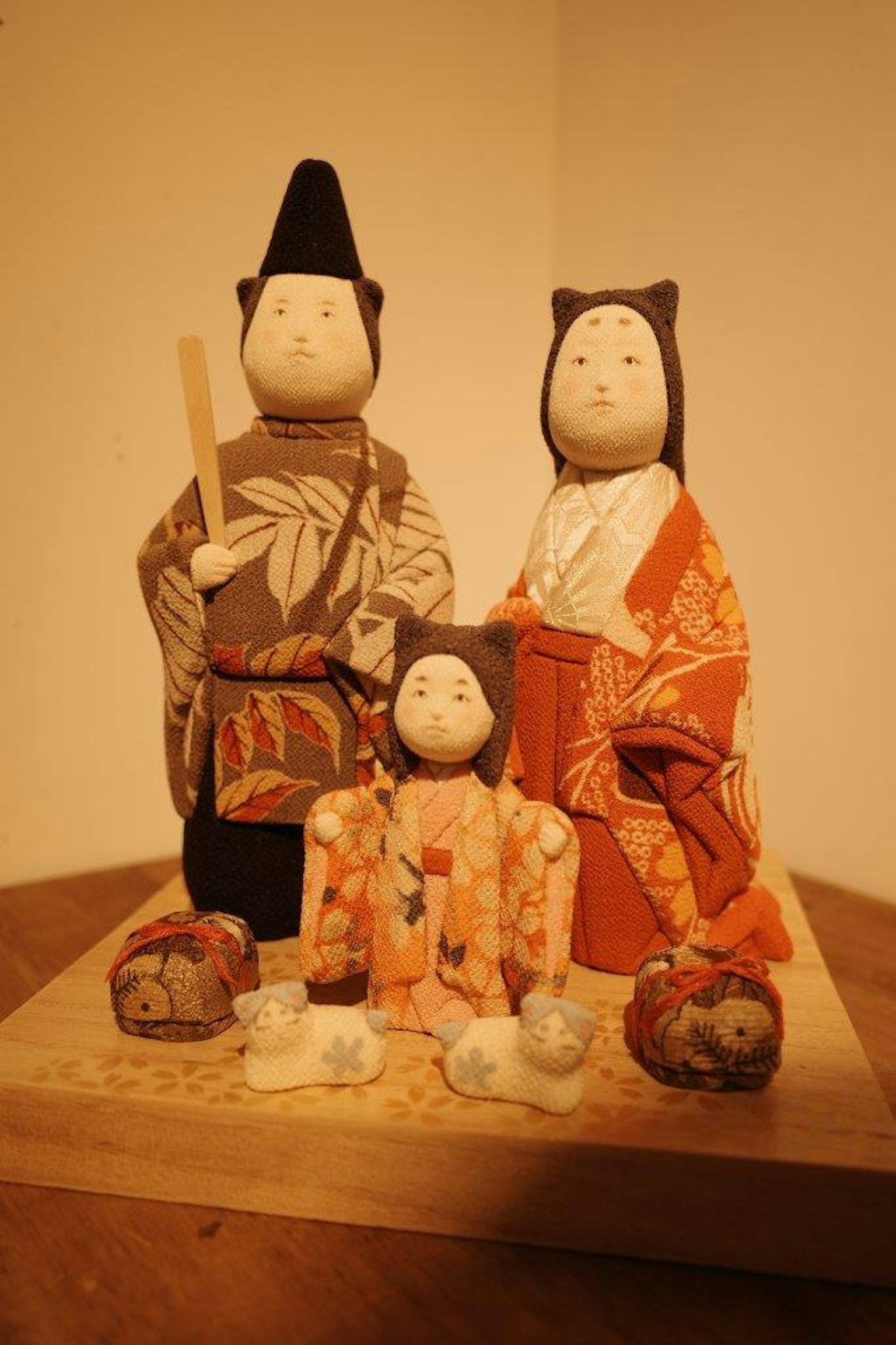 Bộ búp bê Nhật Bản truyền thống với hai người lớn và một trẻ em mặc kimono đầy màu sắc