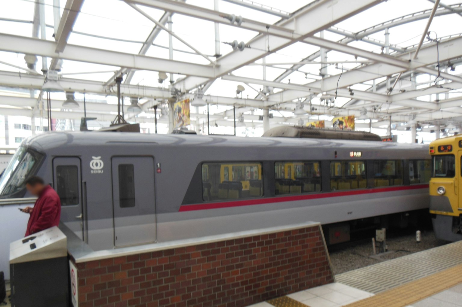 停靠在車站的灰色火車與透明屋頂結構