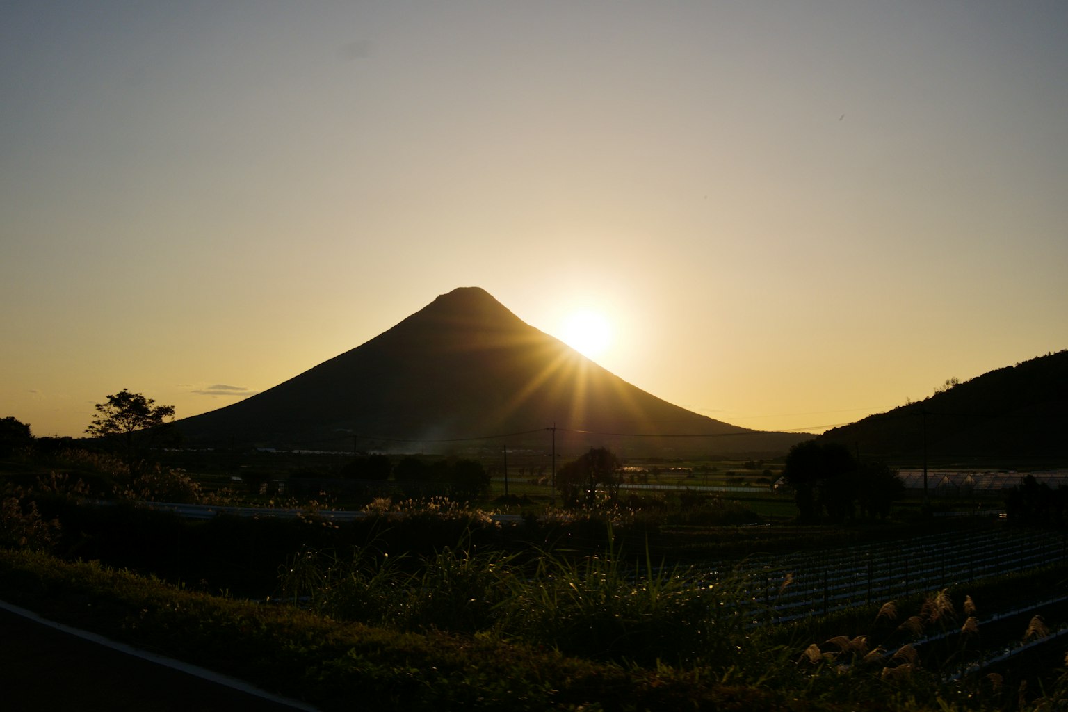 Hermosa puesta de sol brillando sobre una montaña