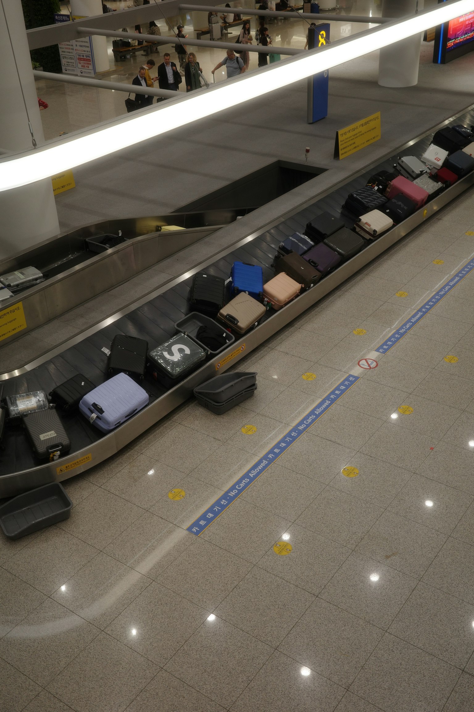 Area di ritiro bagagli con valigie sul nastro trasportatore
