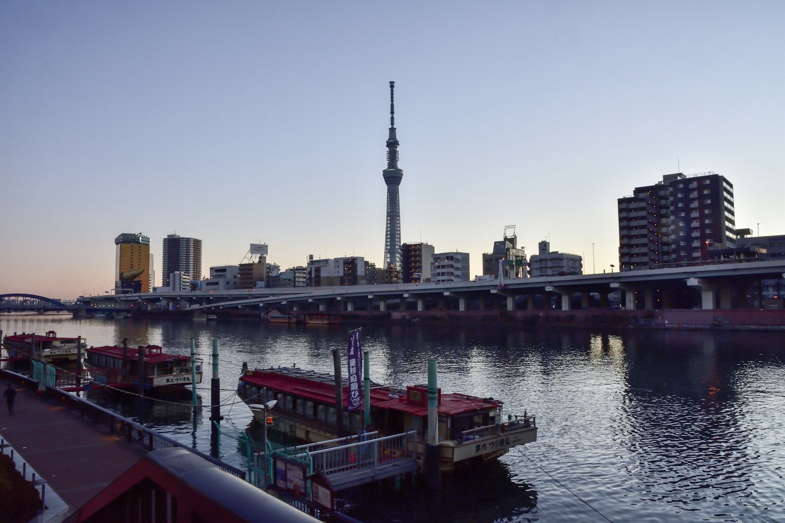东京晴空塔与河流及船只的风景
