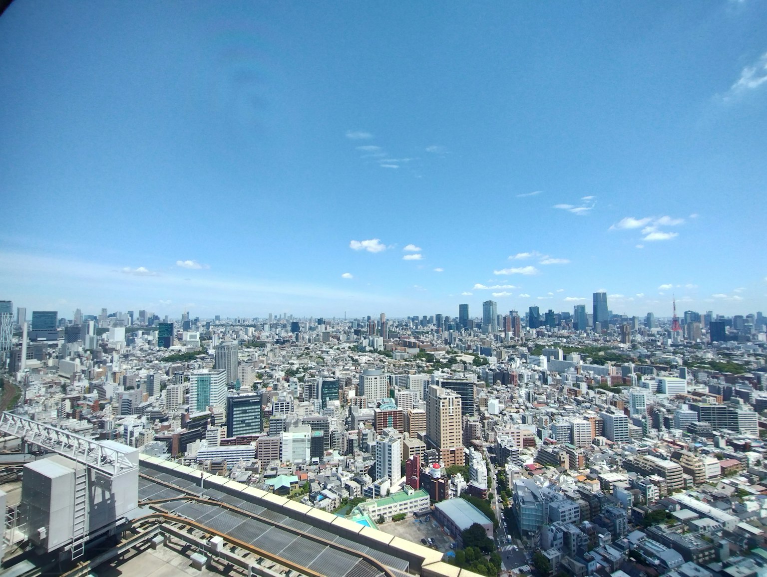 晴朗蓝天下的东京广阔城市景观
