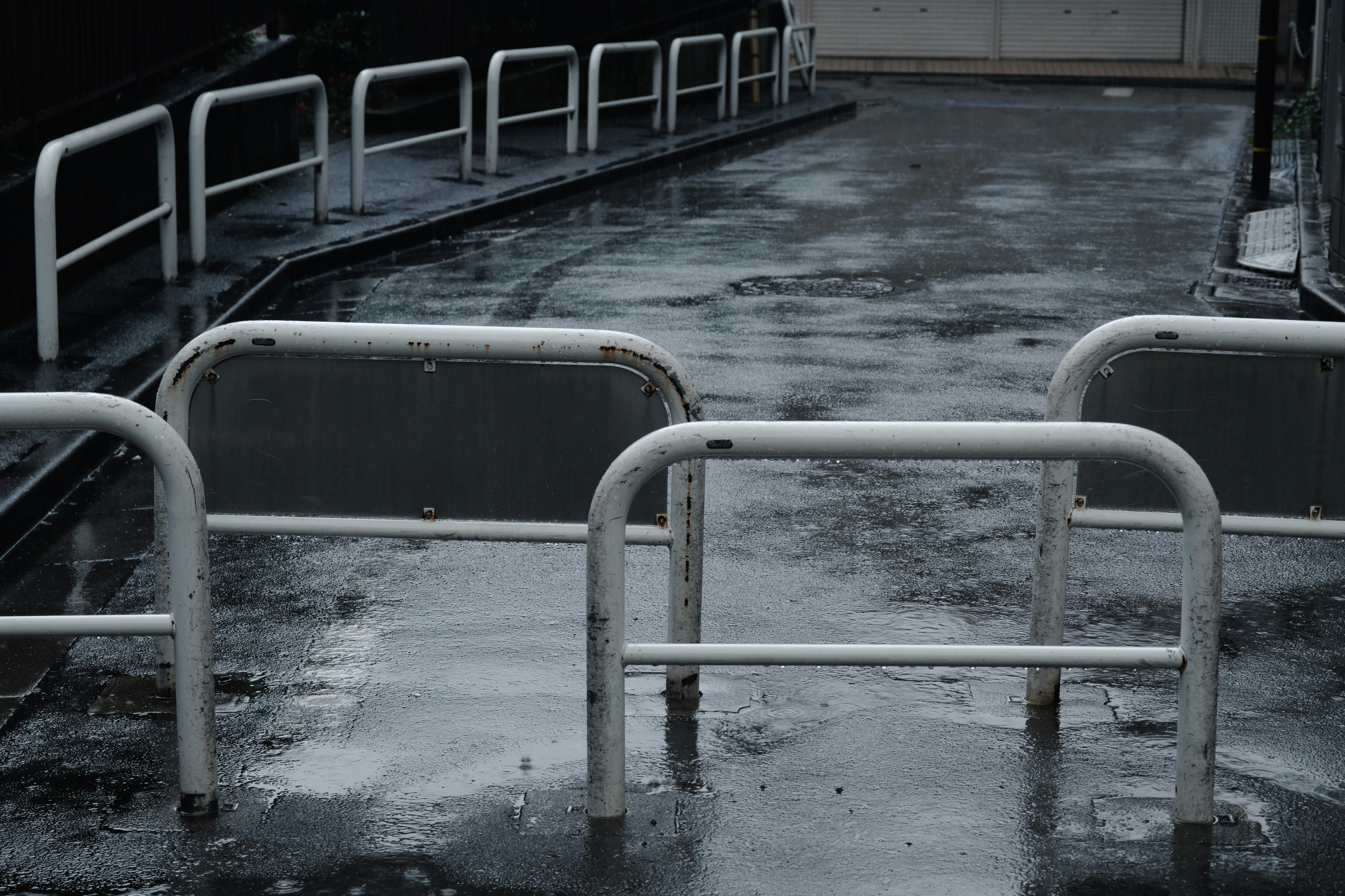bancs et rampes extérieurs mouillés par la pluie