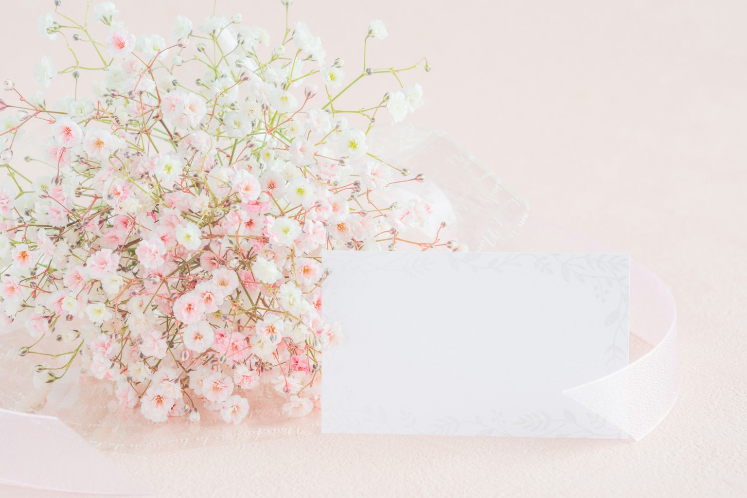 Bó hoa hồng nhạt với thẻ trắng