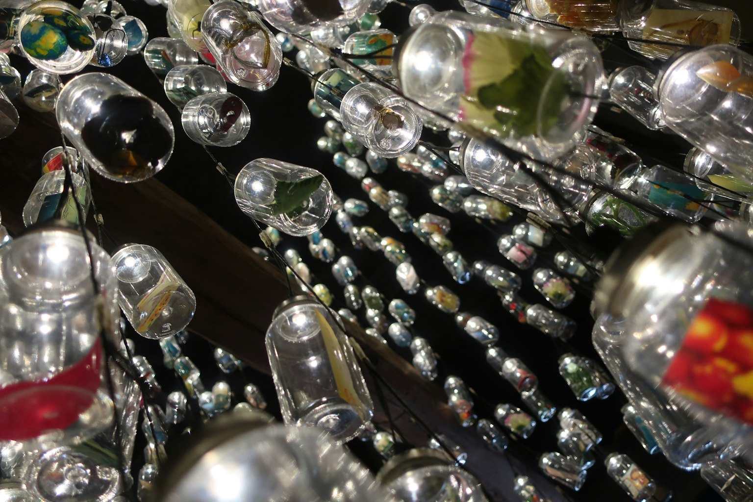 Eine schöne Ausstellung von transparenten Flaschen und bunten Dekorationen