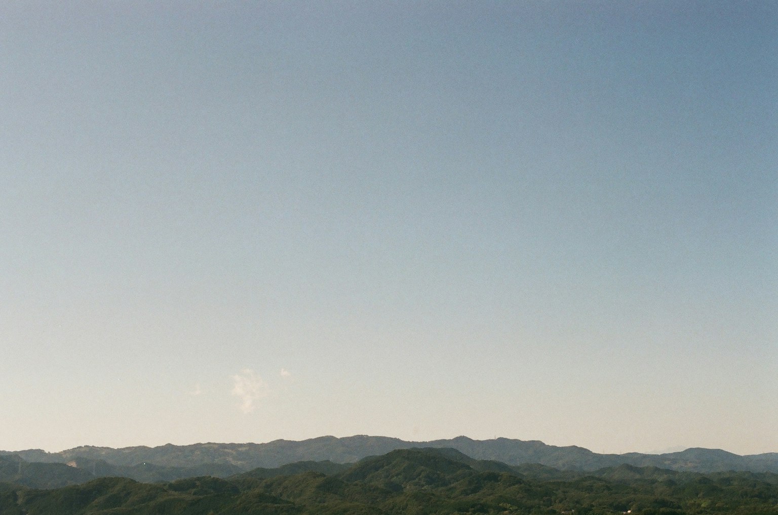 Landschaft mit klarem blauen Himmel und fernen Bergen